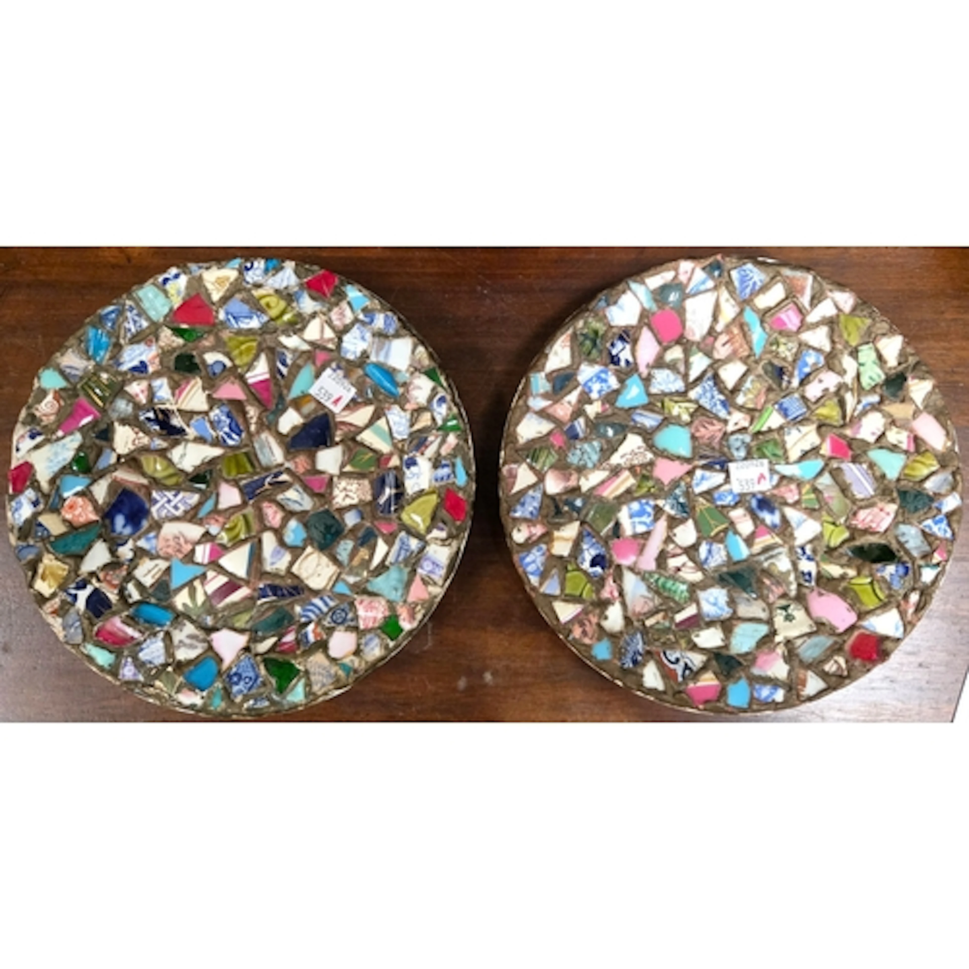 A pair of Pique Assiette folk art dishes, diameter 20cm