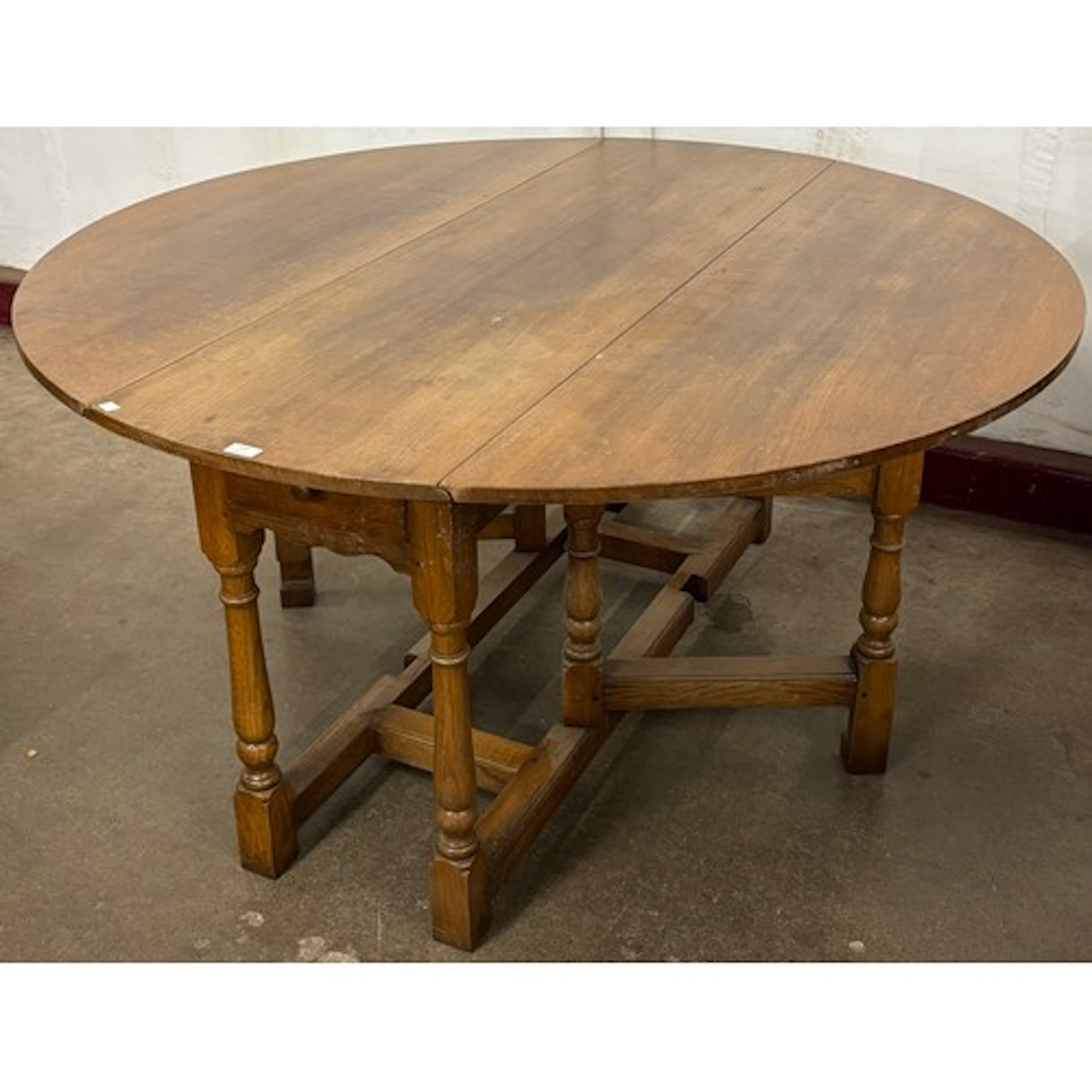 An early 20th Century oak gateleg table