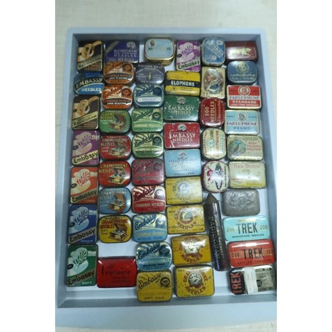 A tray of vintage gramphone needle tins