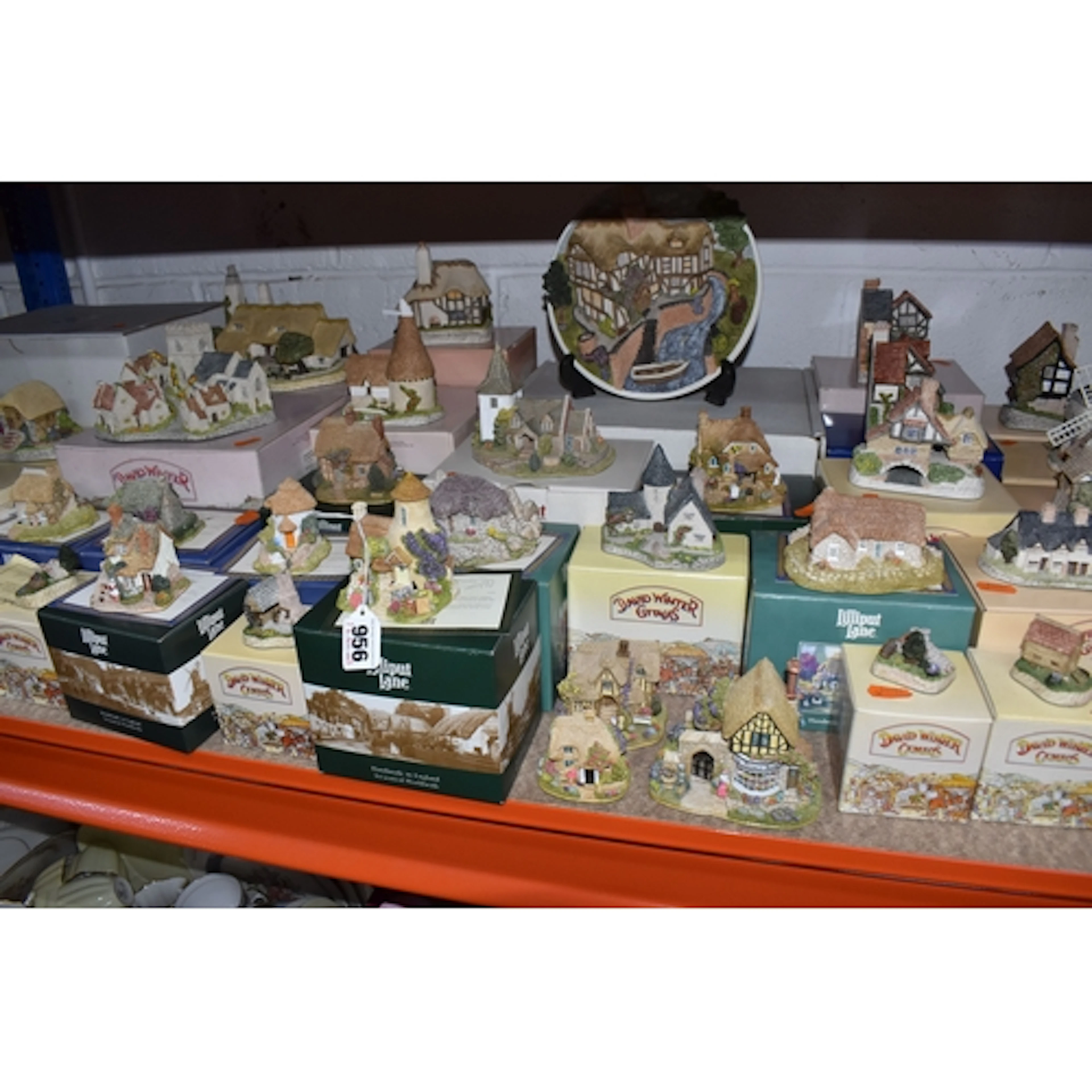 A COLLECTION OF DAVID WINTER AND LILLIPUT LANE COTTAGES AND ...