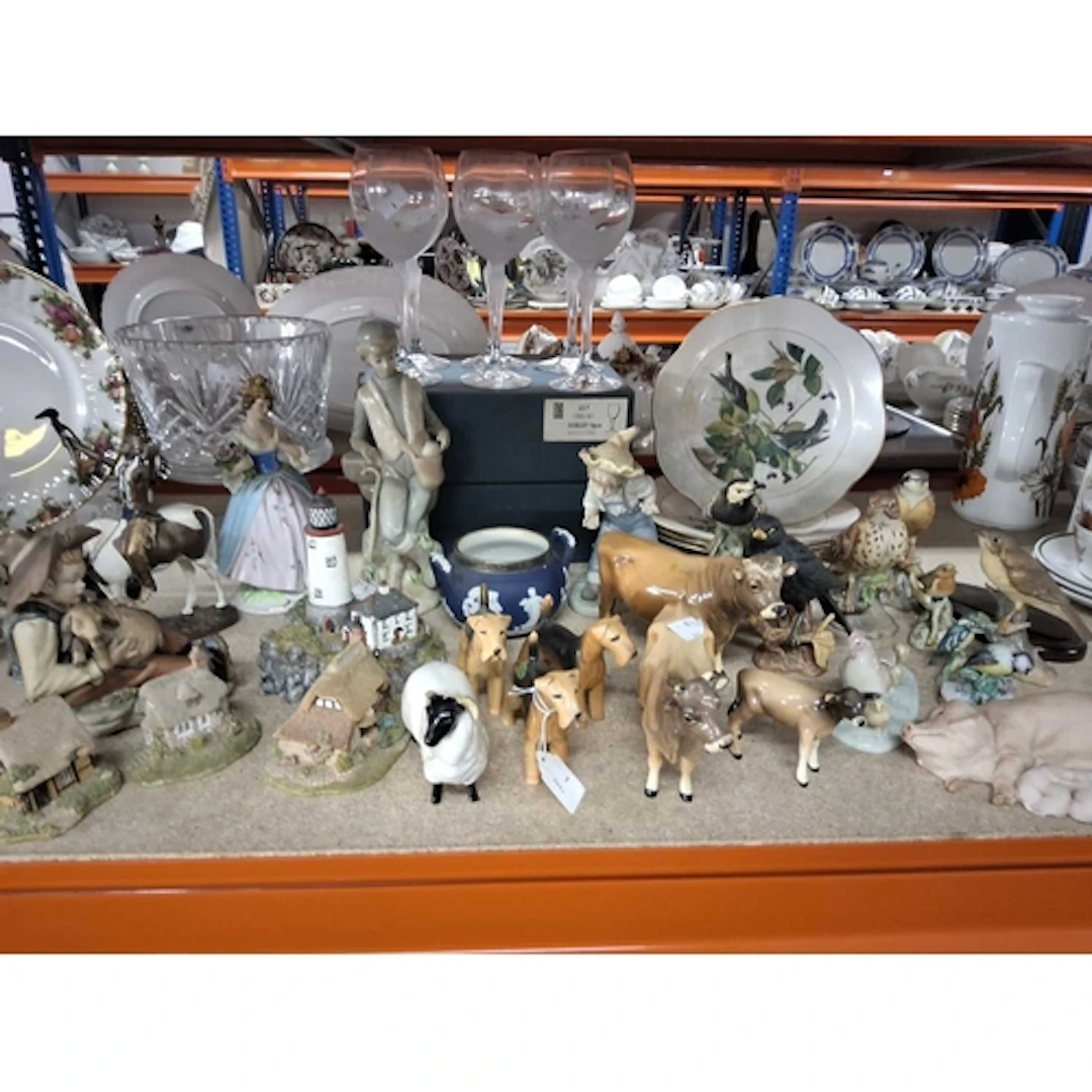 A SMALL QUANTITY OF MOSTLY DECORATIVE HOUSEHOLD CERAMICS to ...