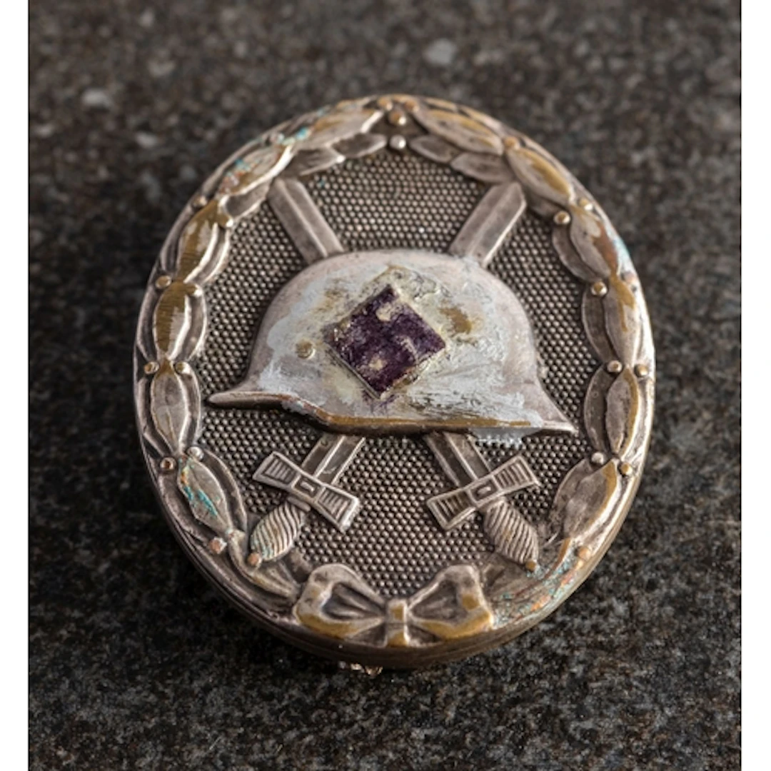 A German Wound Badge, stamped '30' to reverse with pin.