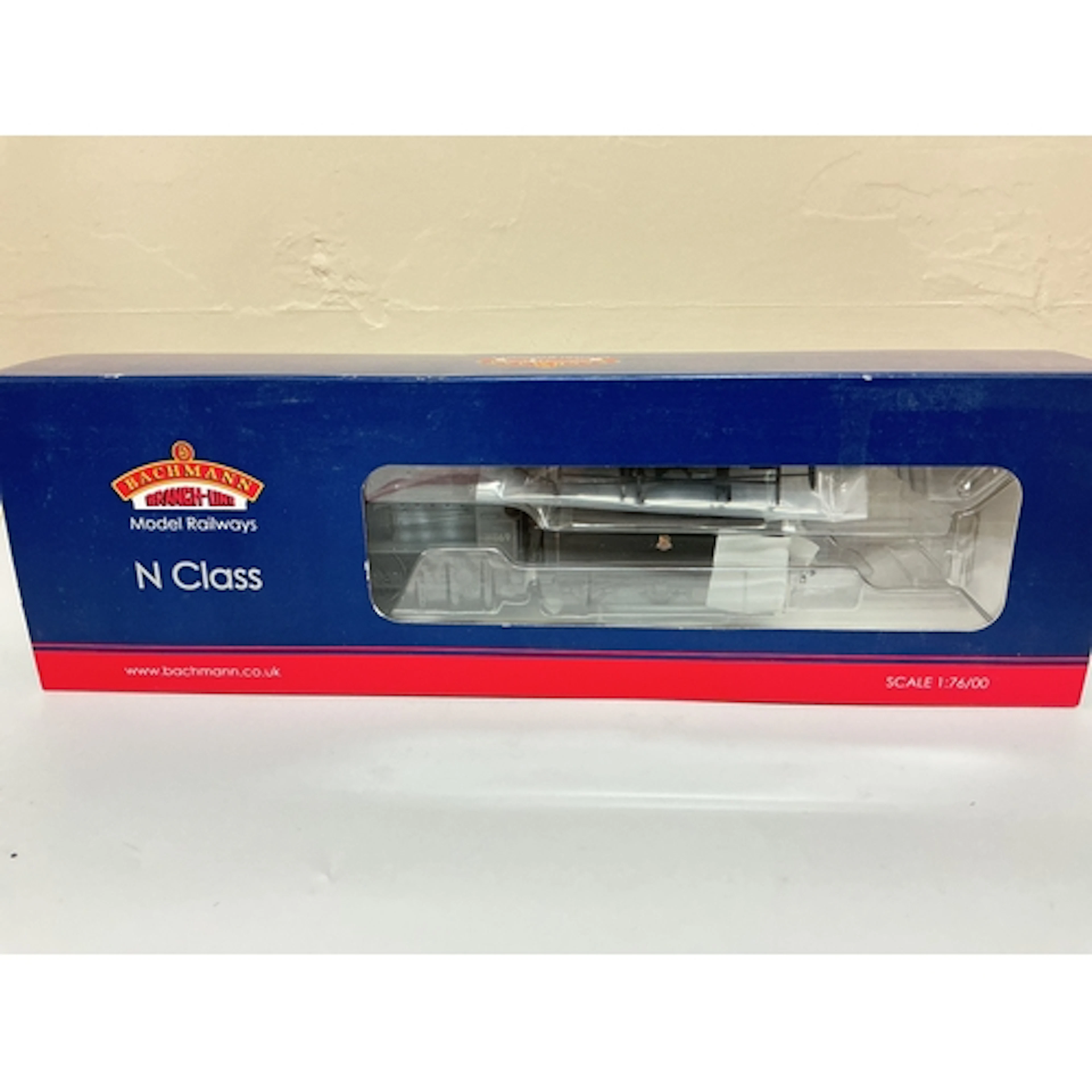 A Boxed Bachmann 00 Gauge BR Black Early Emblem #32-165DC. N...