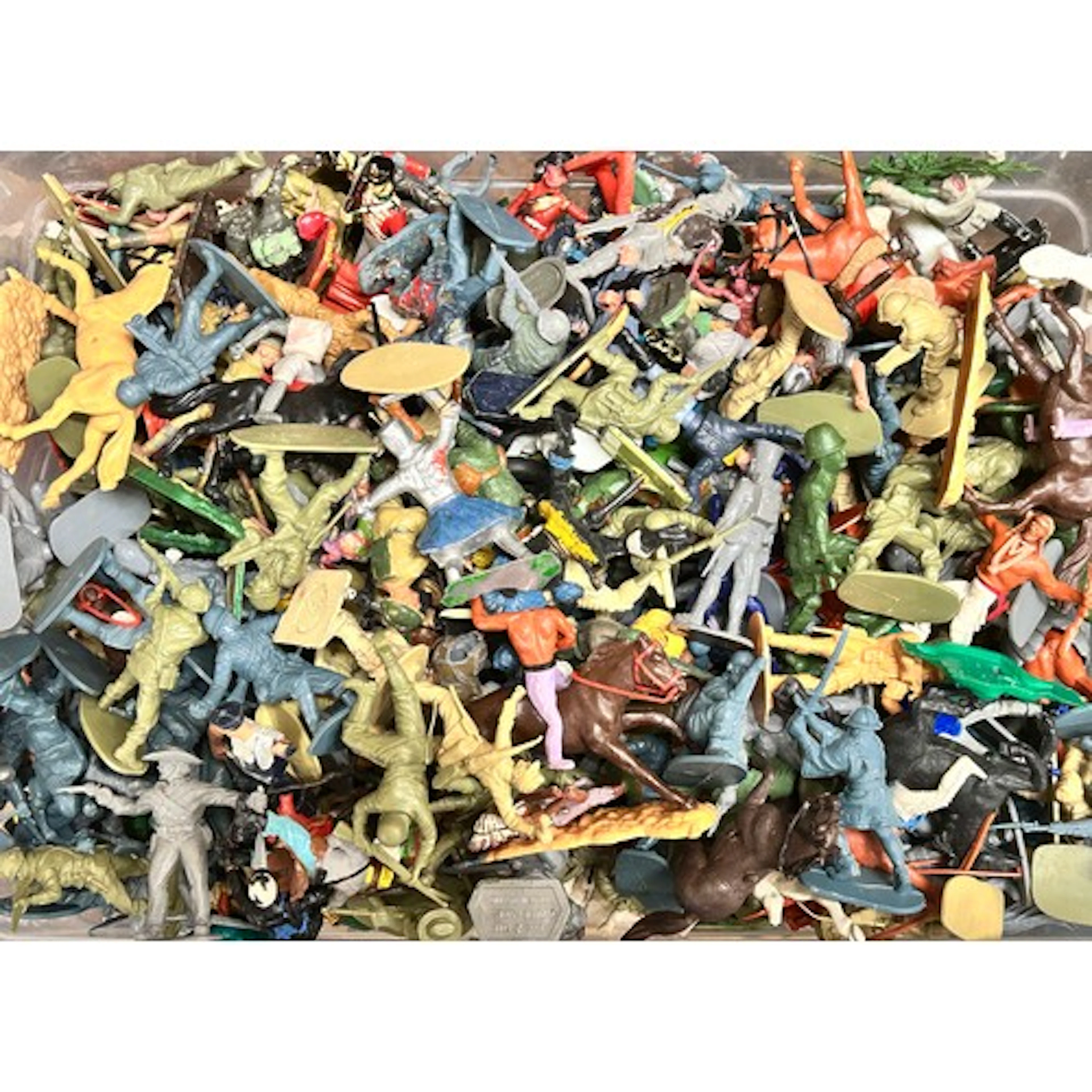 A quantity of vintage toy plastic soldiers, etc.