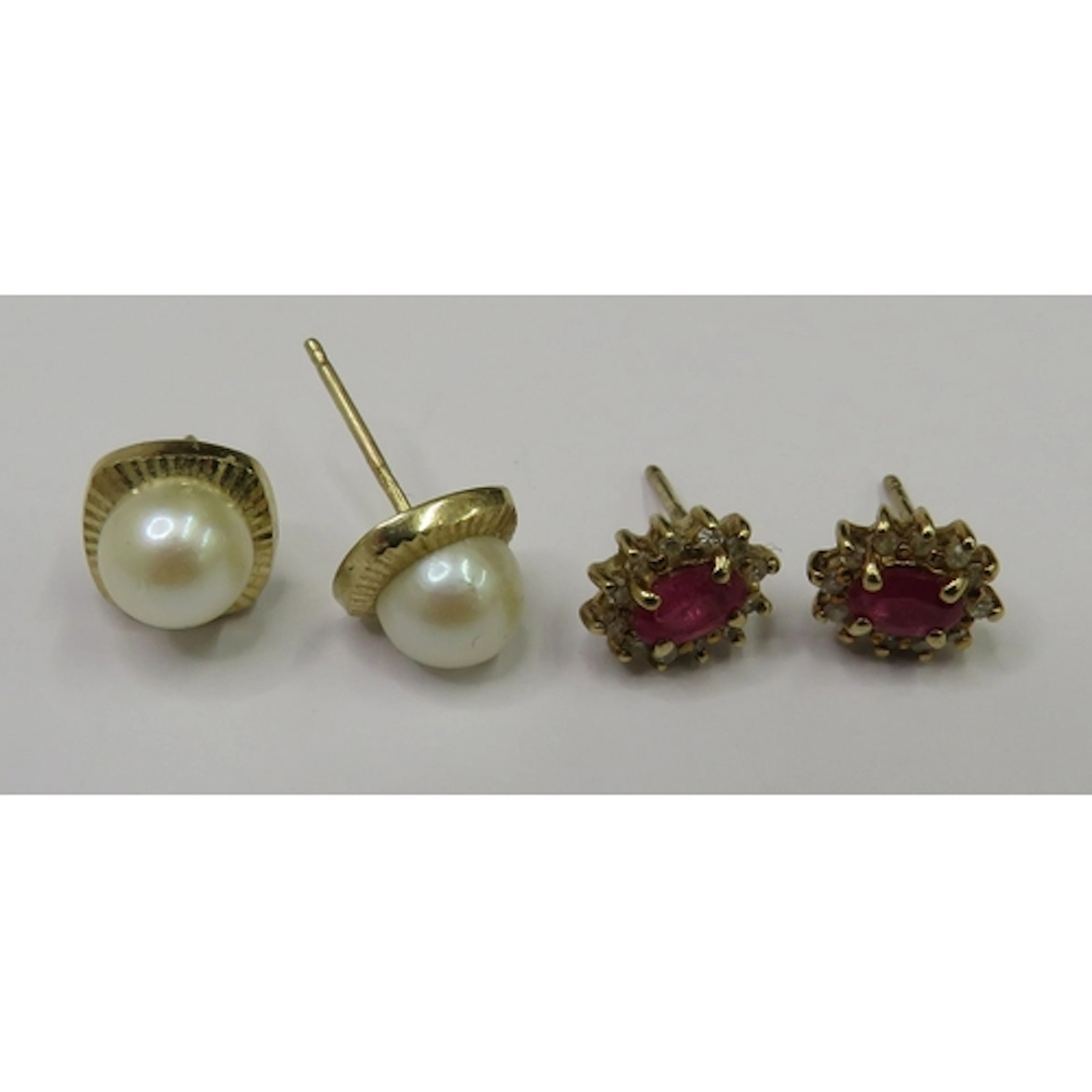 2 Pairs 9ct Stud Earrings, faux pearl & central oval faceted...