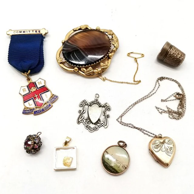Small qty of antique & vintage jewellery inc large agate bro...