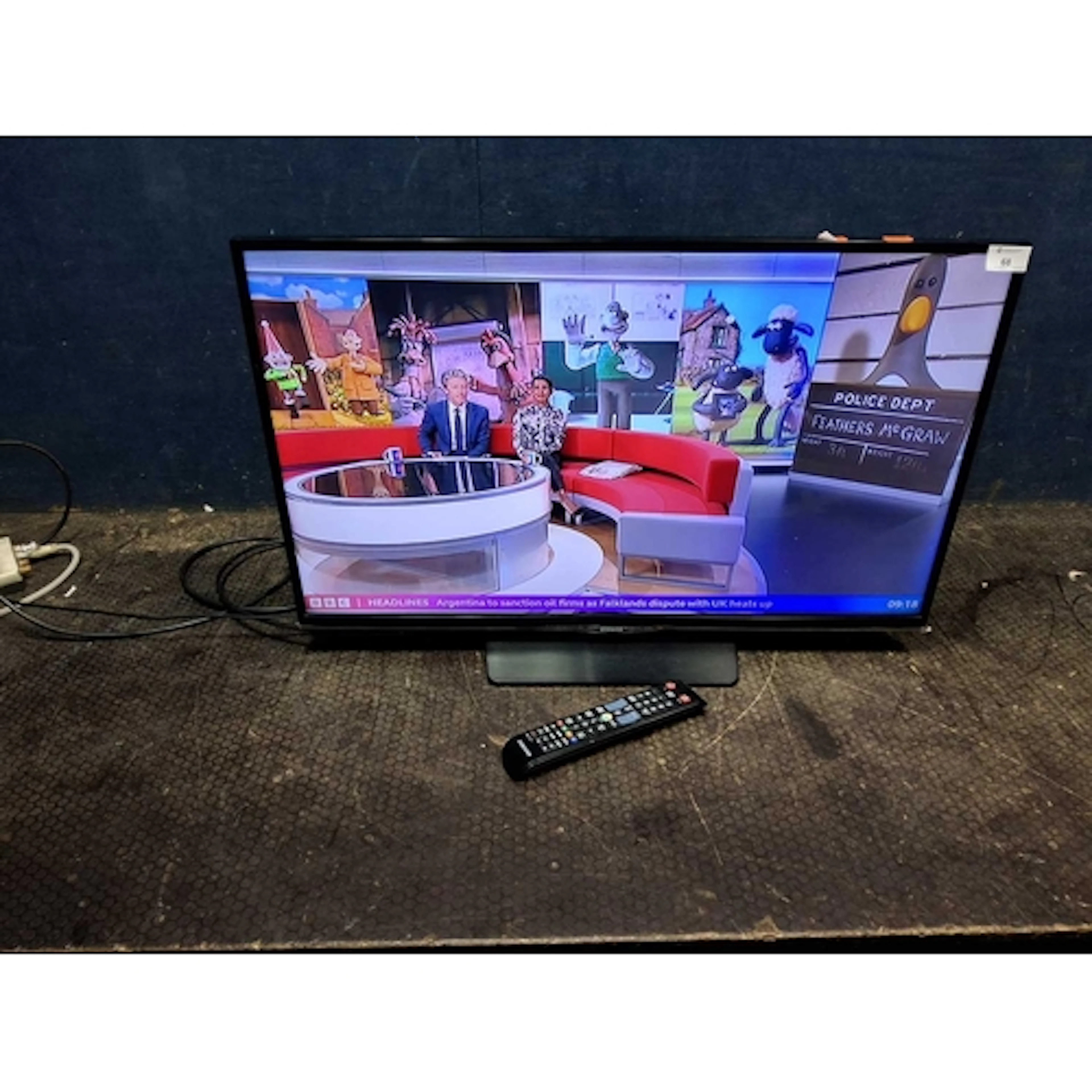 A SAMSUNG UE32H5500 32in SMART TV with remote (PAT pass and ...