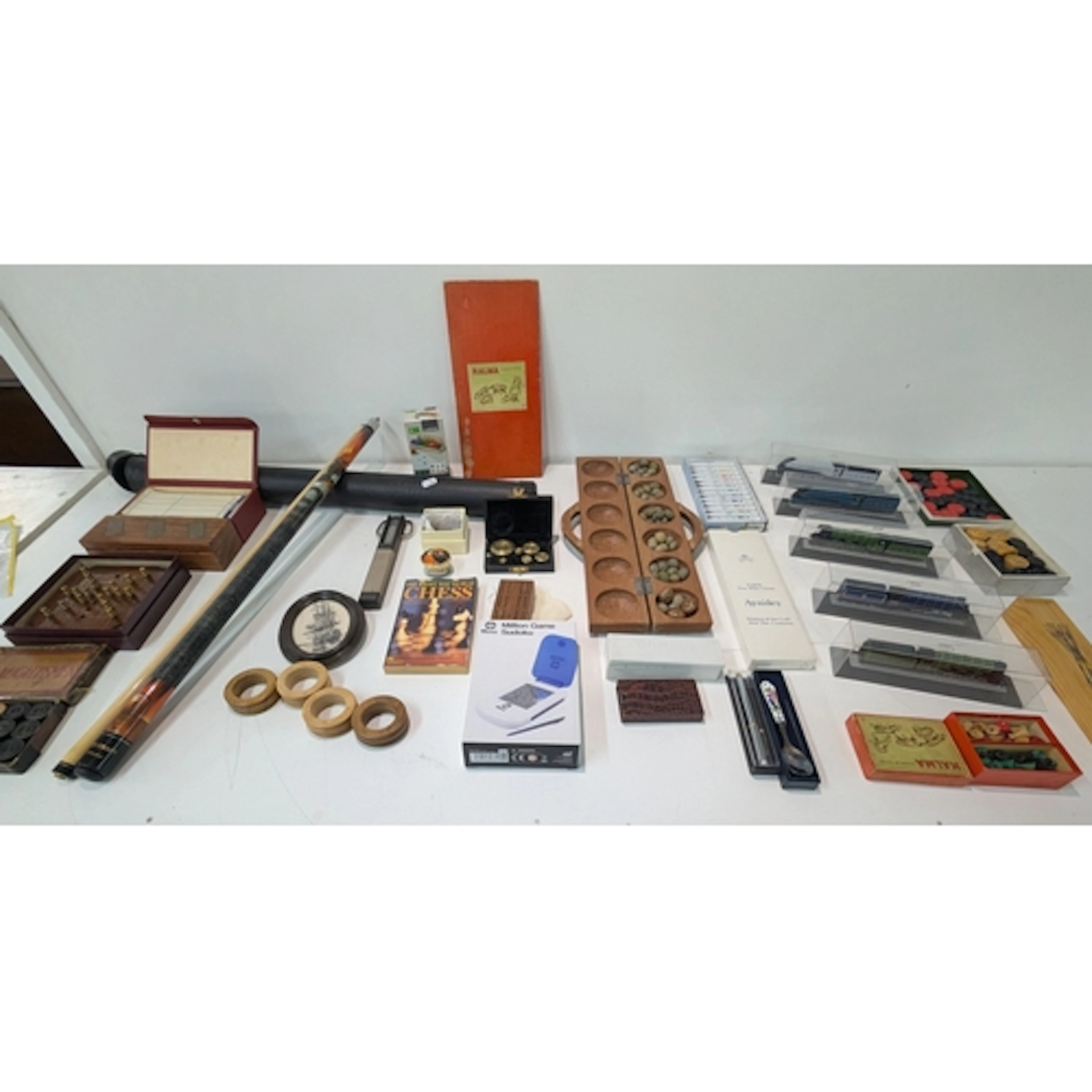 A mixed lot to include a Cue Craft cue, board games and piec...