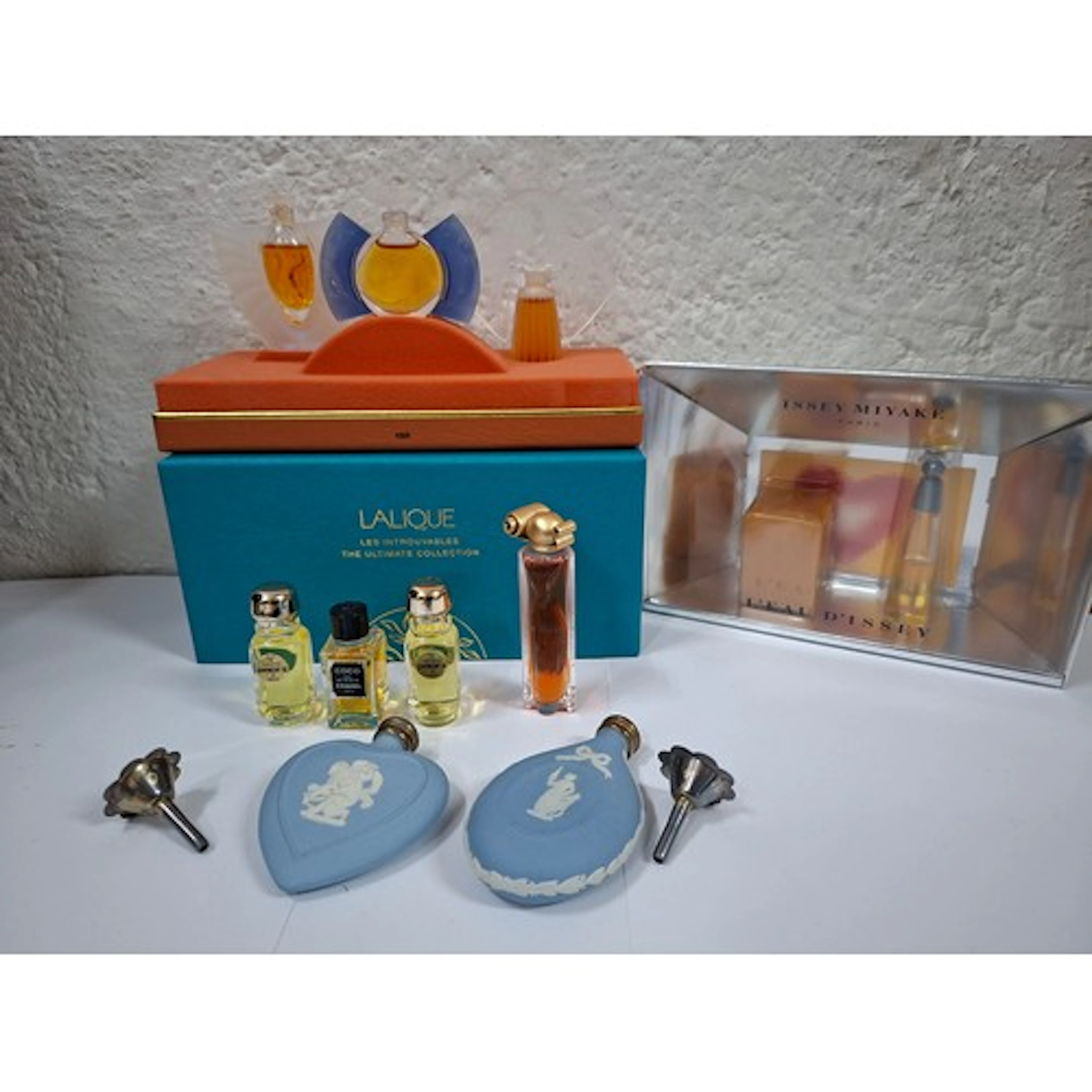 A collection of vintage fragrances and scent bottles to incl...