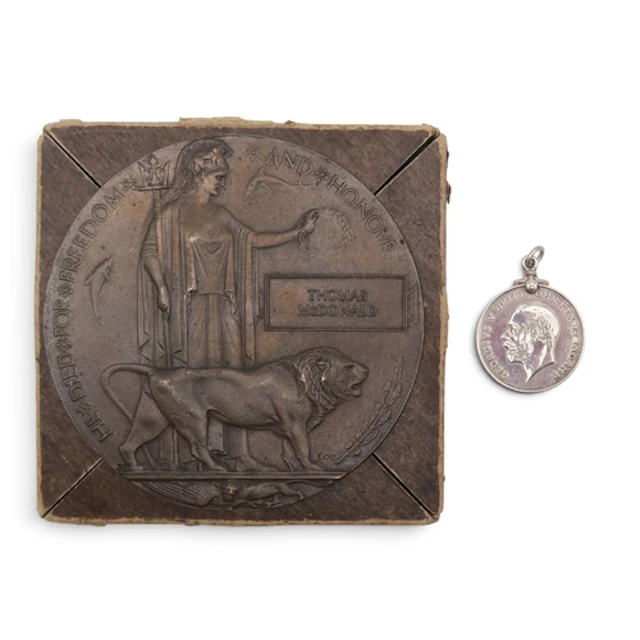 A WW1 death plaque and British War Medal, named to 25387 Pte...