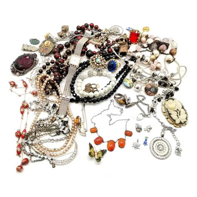 Quantity of silver jewellery incl. a silver bracelet with pa...