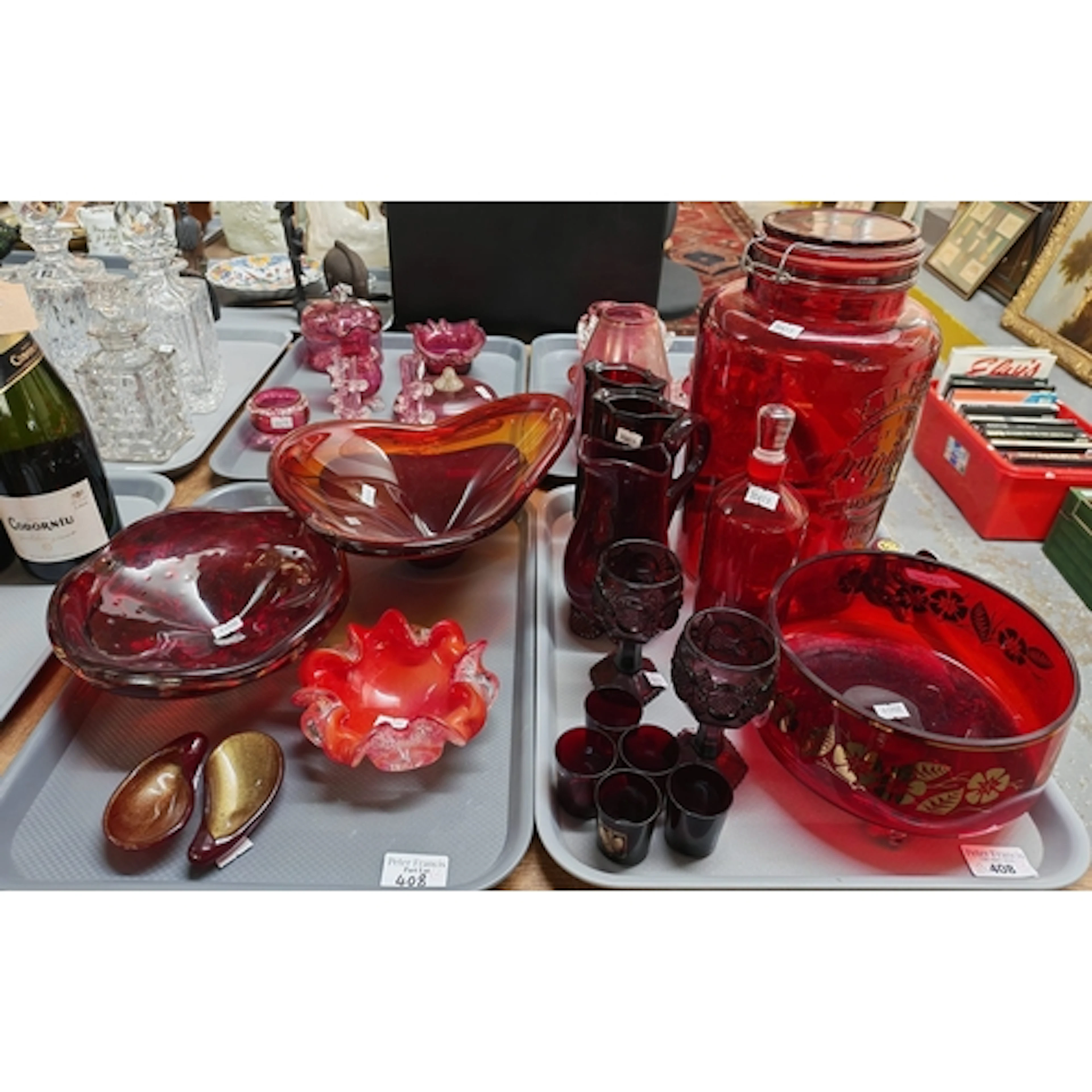 Tray of assorted glassware to include: Murano style bowls, r...