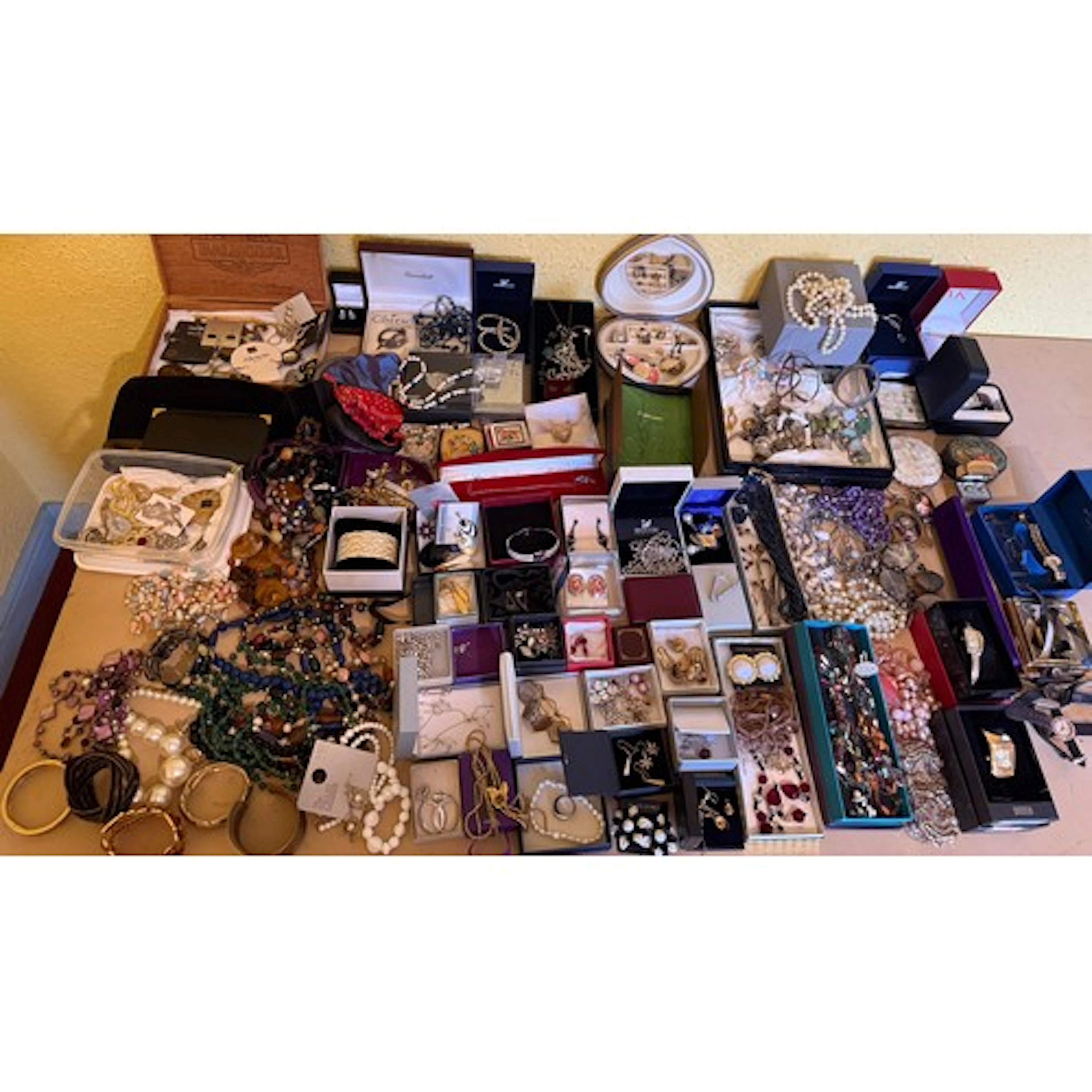 A very large quantity of vintage costume jewellery, compacts...