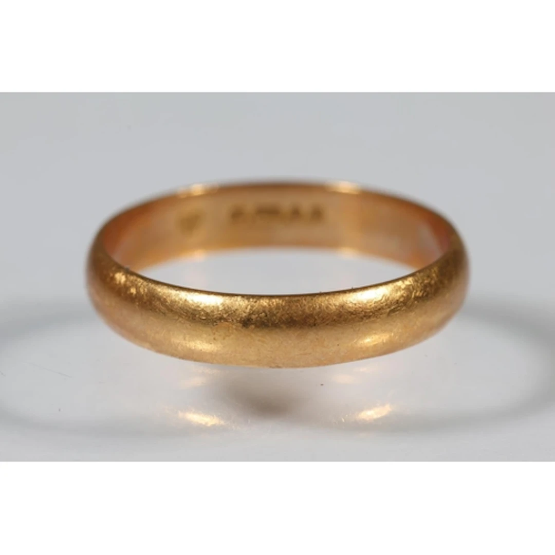18ct gold plain wedding band, ring size O/P, 3.2g.
