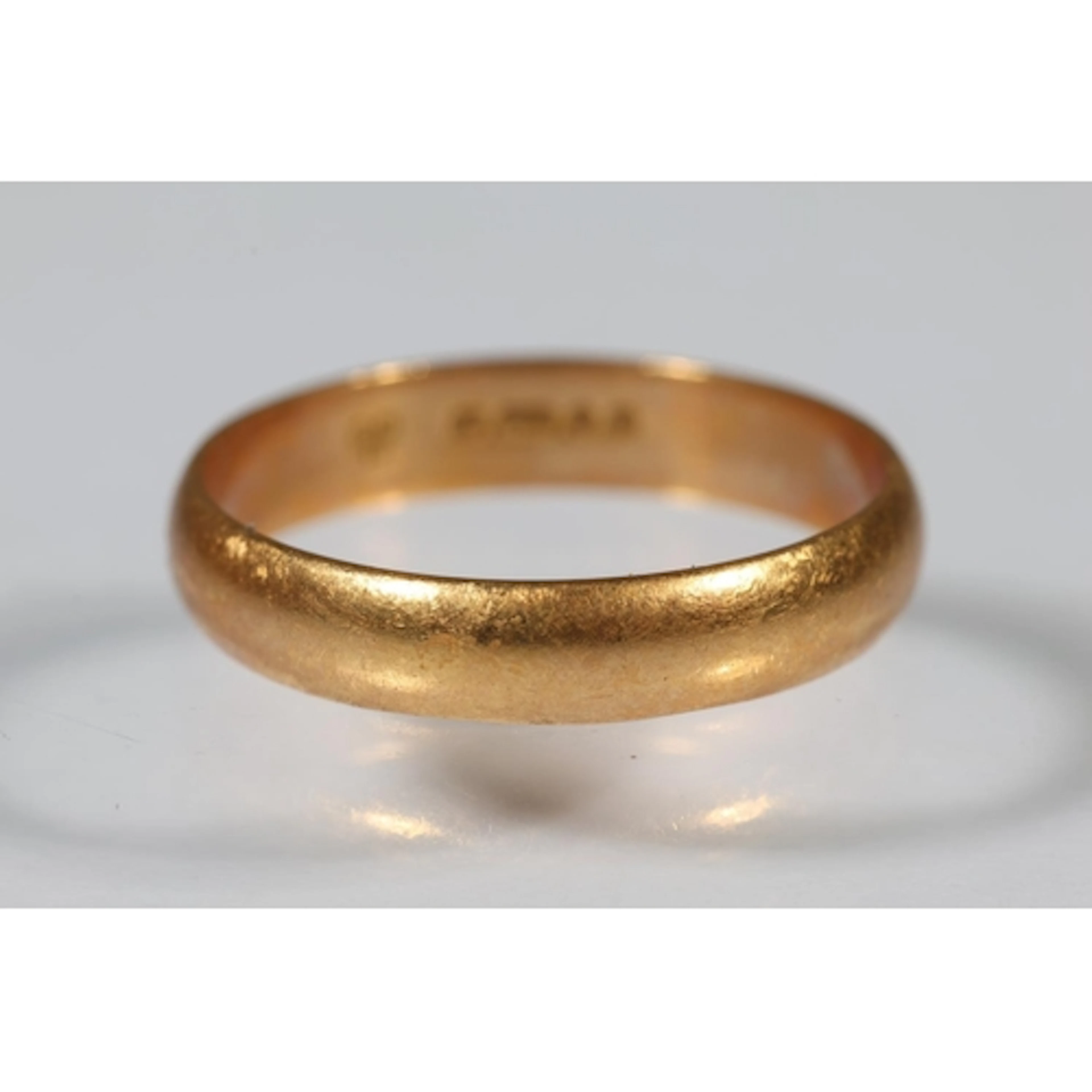 18ct gold plain wedding band, ring size O/P, 3.2g.