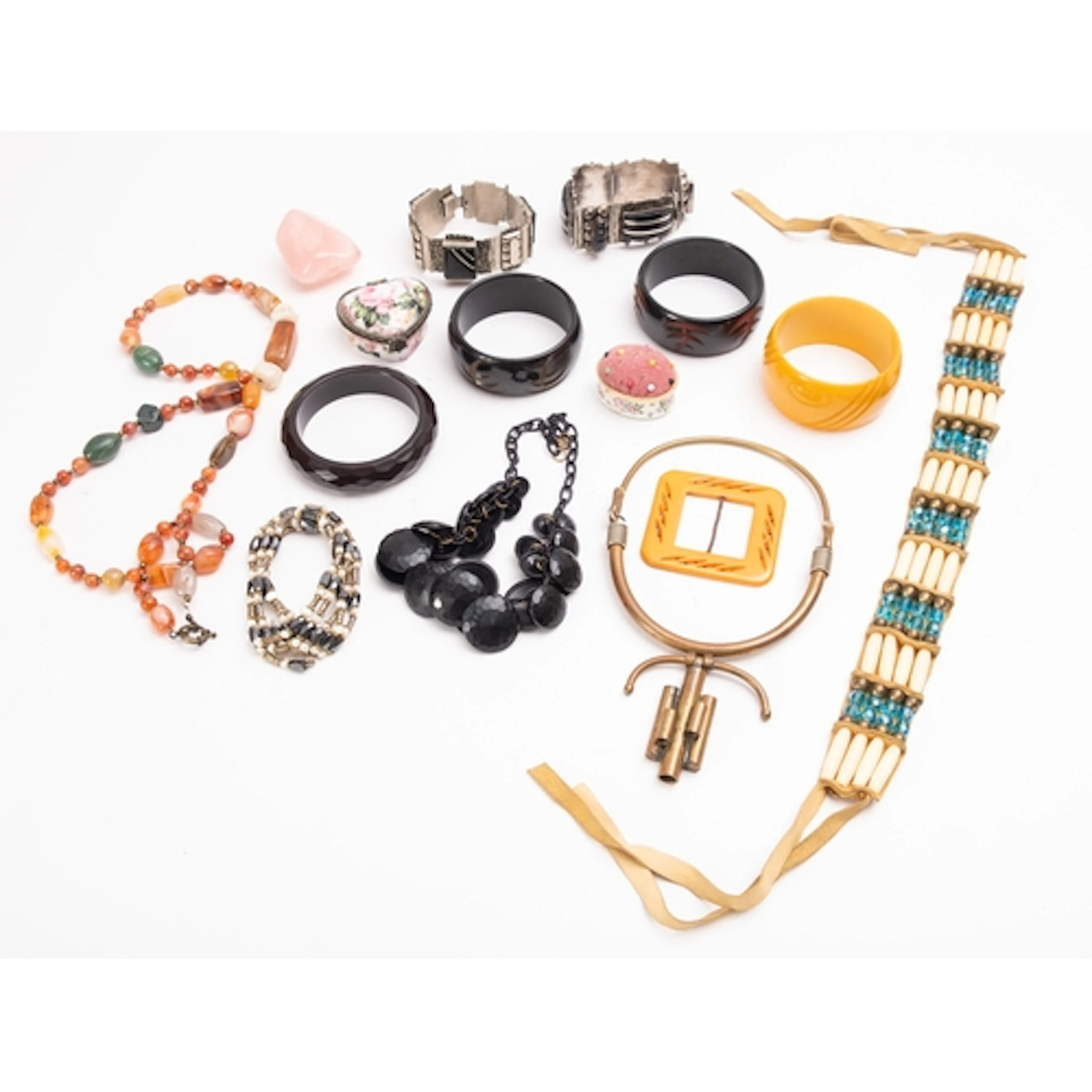 A small parcel of various of costume jewellery including a c...