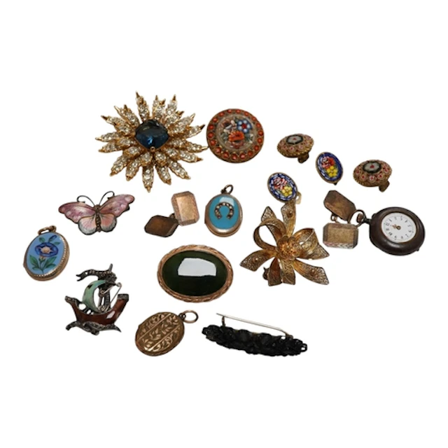 A quantity of assorted jewellery etc. including a 9ct oval a...