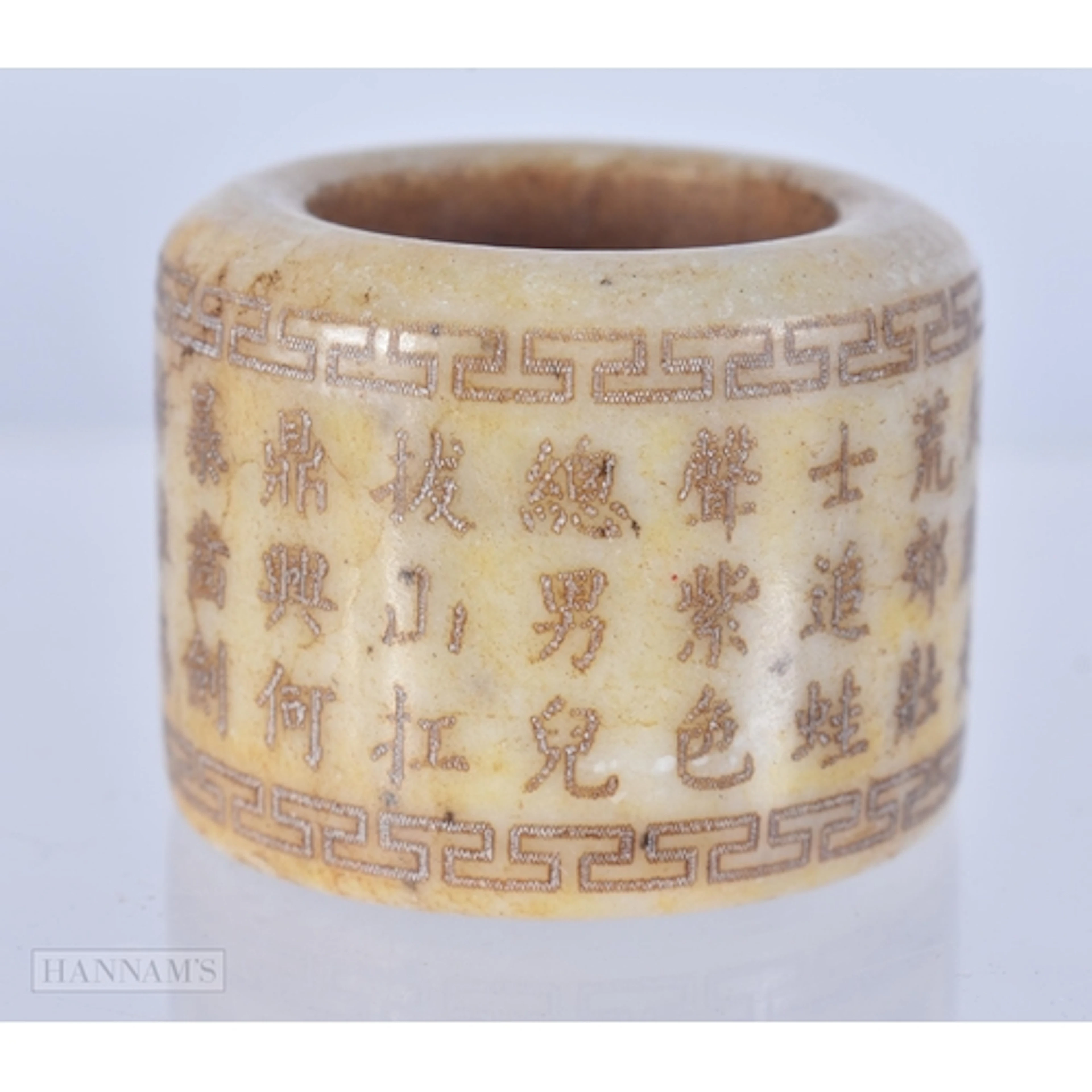A JADE ARCHERS RING WITH CALLIGRAPHY. size y