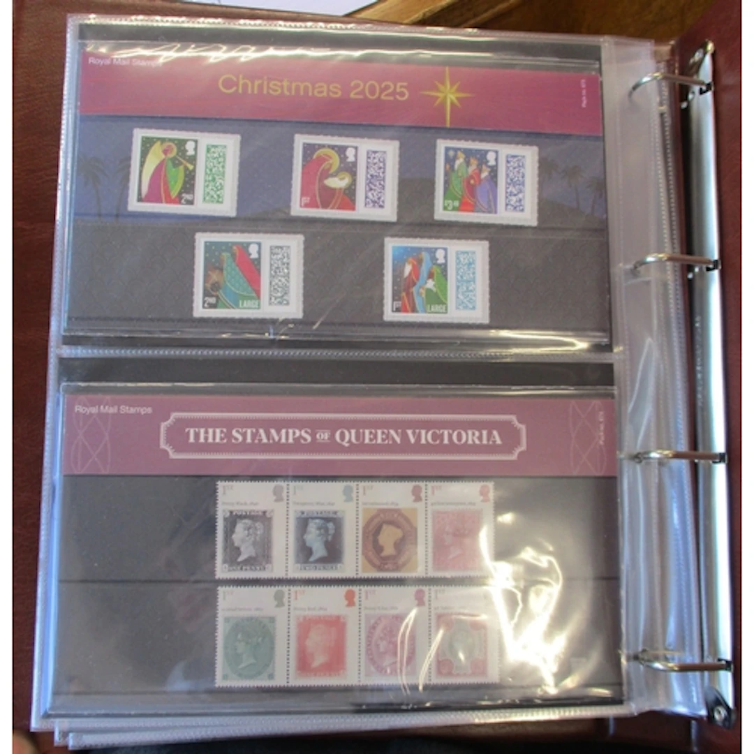 Large range of presentation packs in 13 albums, ranging from...