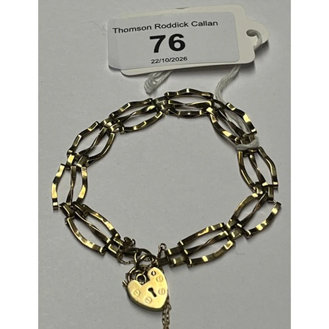 Ladies 9ct gold gate bracelet with padlock clasp, gross weig...