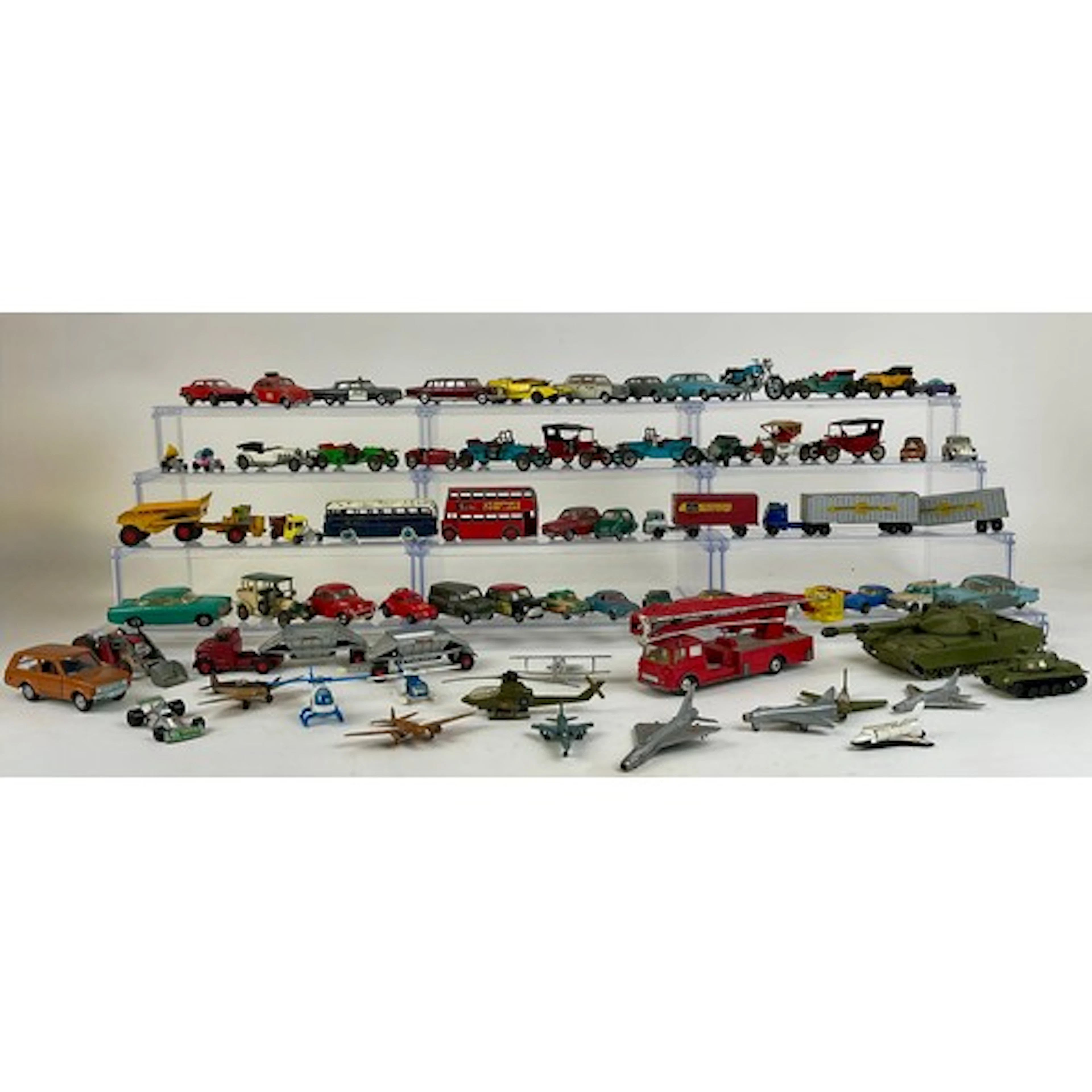 Diecast Vehicles - A quantity of diecast model vehicles, inc...