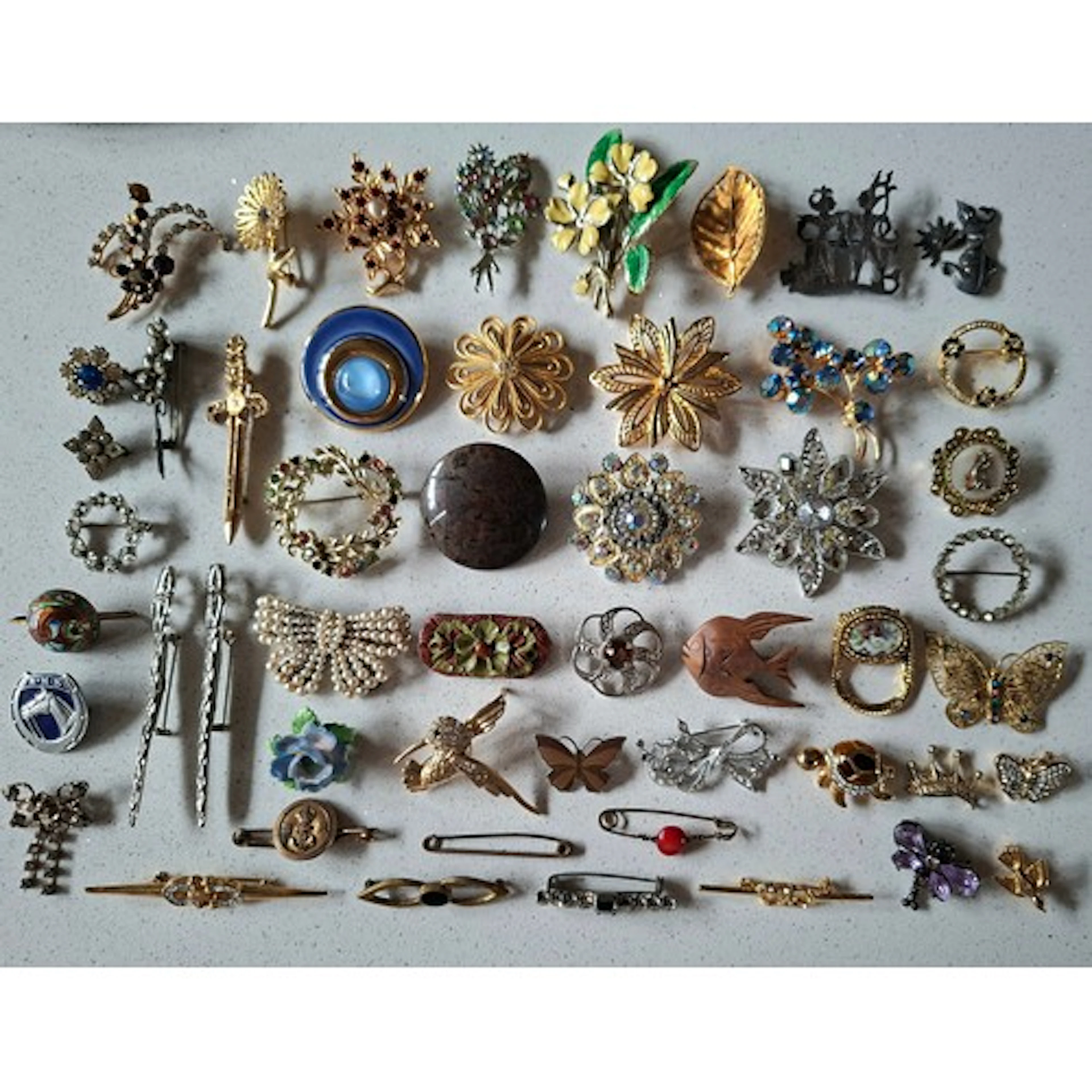 A collection of vintage brooches to include a Channel Island...