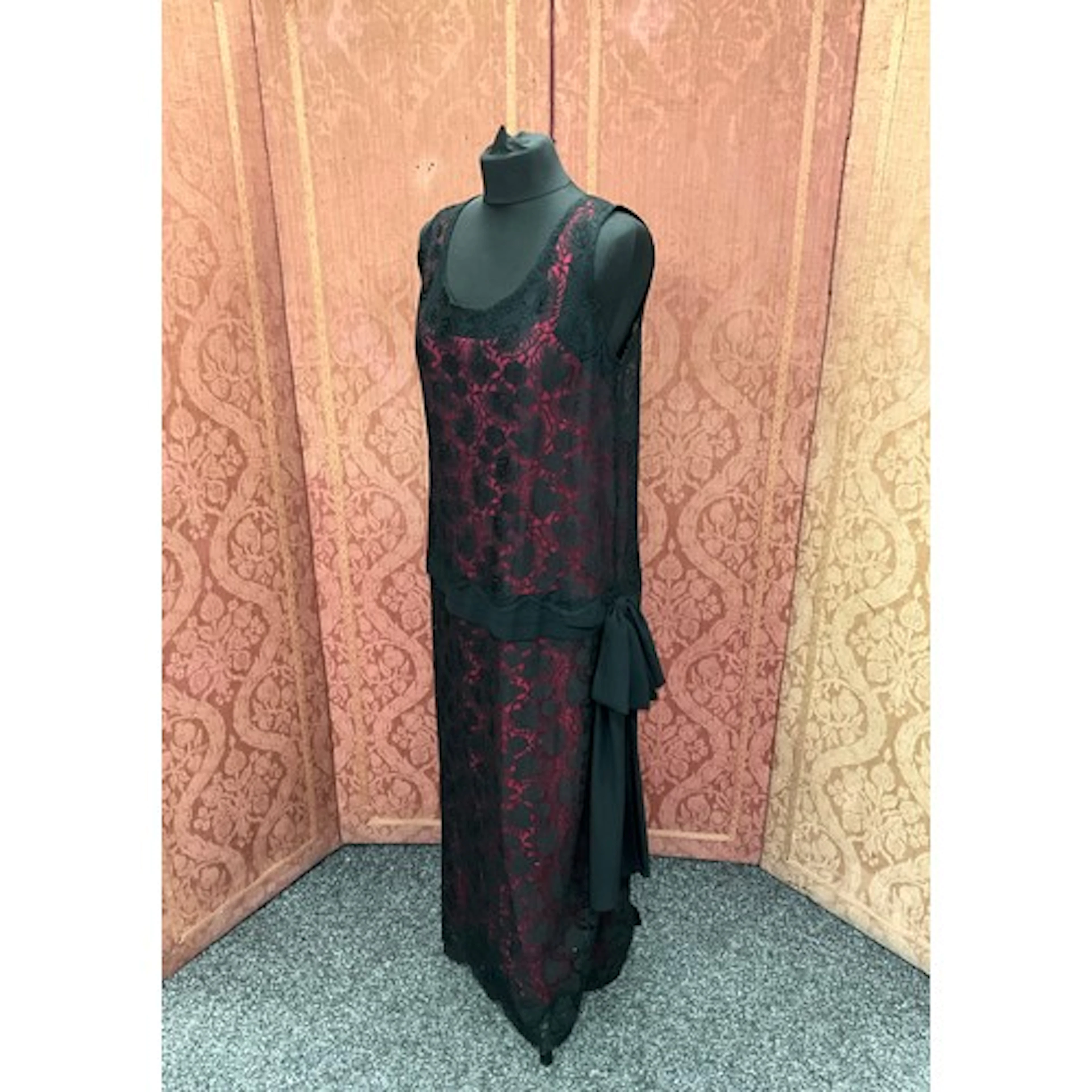 A 1930s flapper girl dress, a straight sleeveless silhouette...