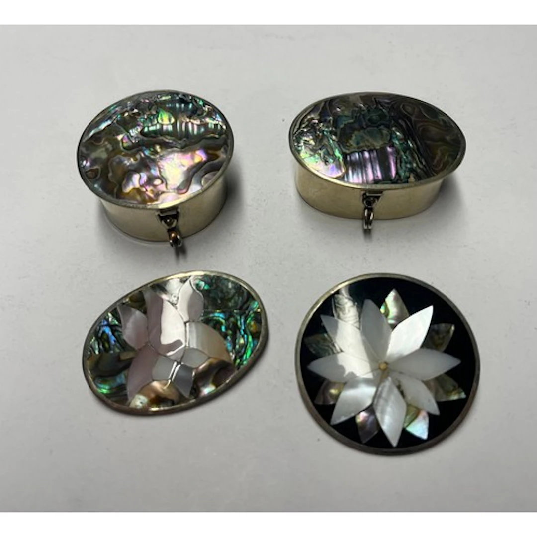 Two Mexican brooches, with two matching trinket boxes.