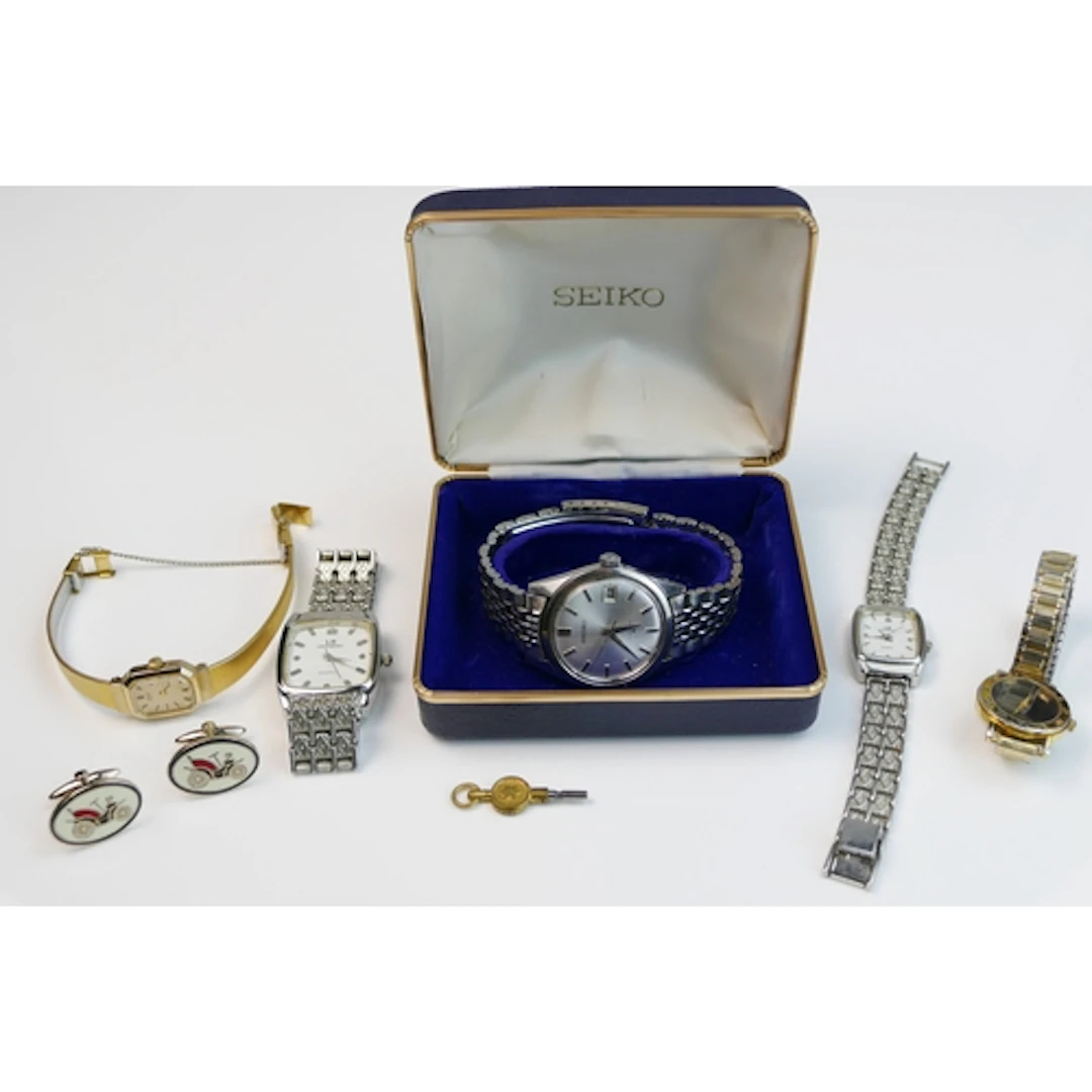 A selection of wristwatches including a Seiko (running)