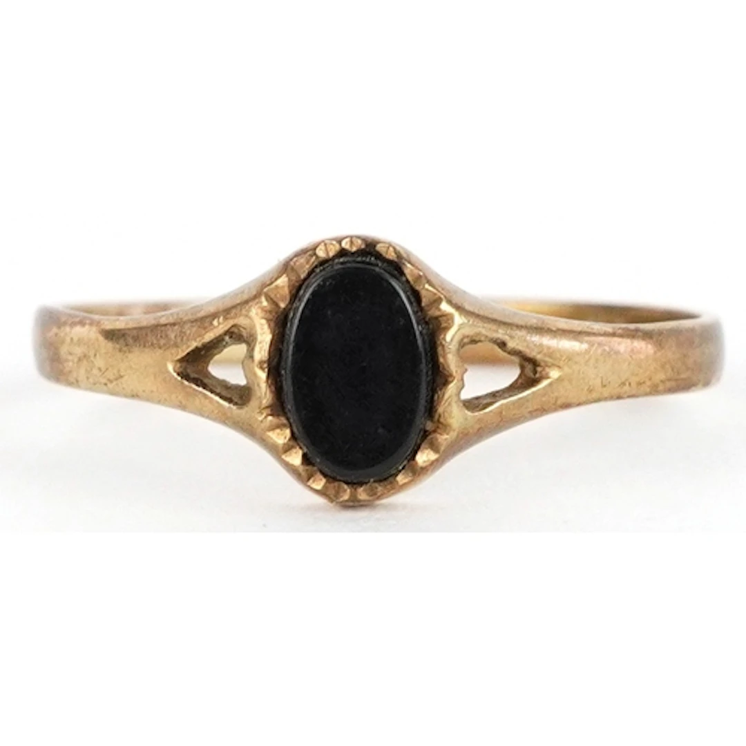 9ct gold black onyx unengraved signet ring, size P, 1.1g.