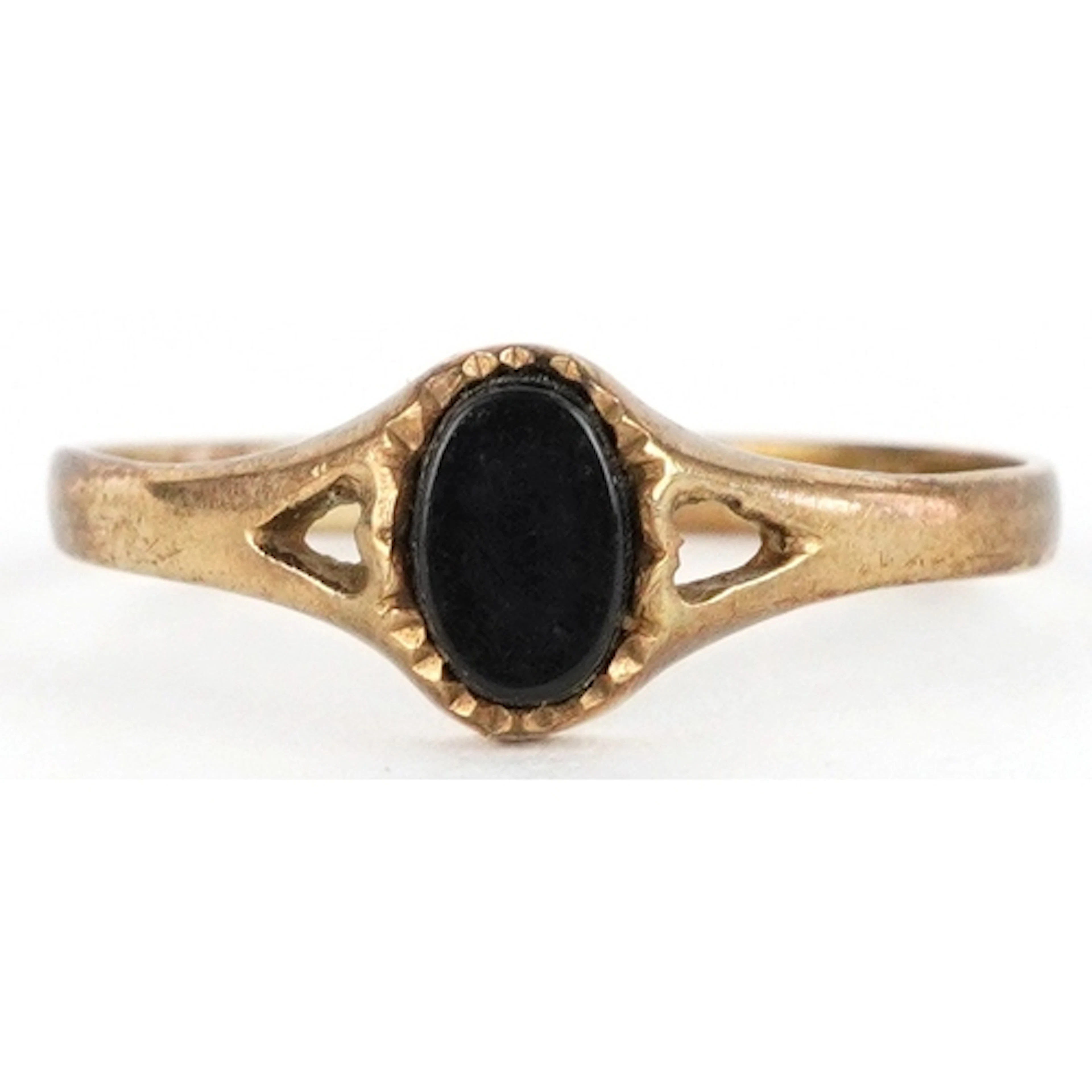9ct gold black onyx unengraved signet ring, size P, 1.1g.