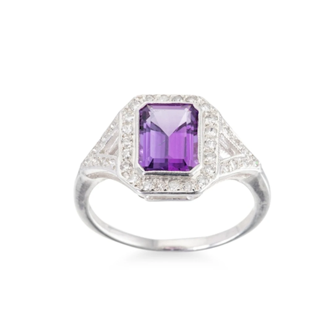 A DIAMOND AND AMETHYST CLUSTER RING, mounted in silver, size...