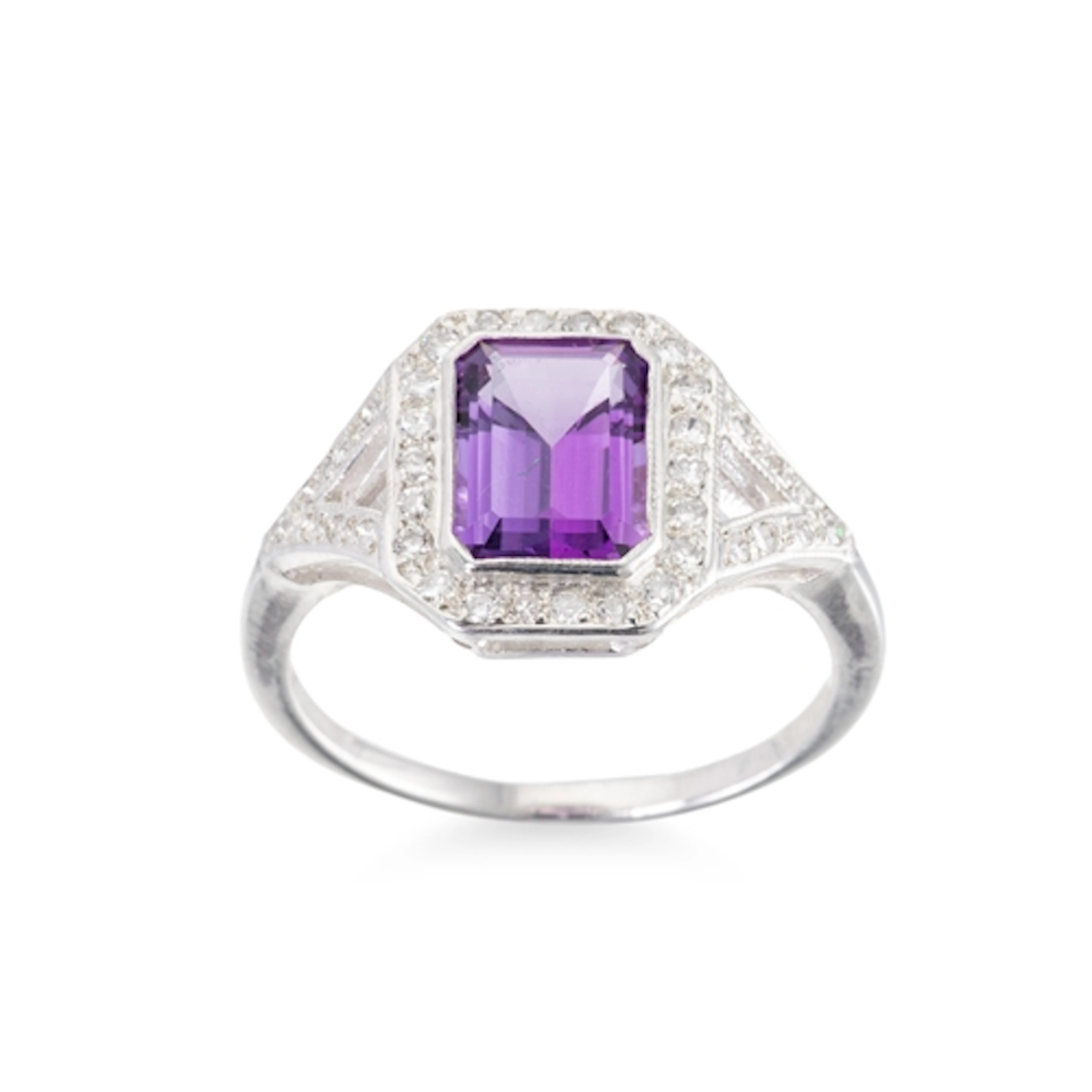 A DIAMOND AND AMETHYST CLUSTER RING, mounted in silver, size...