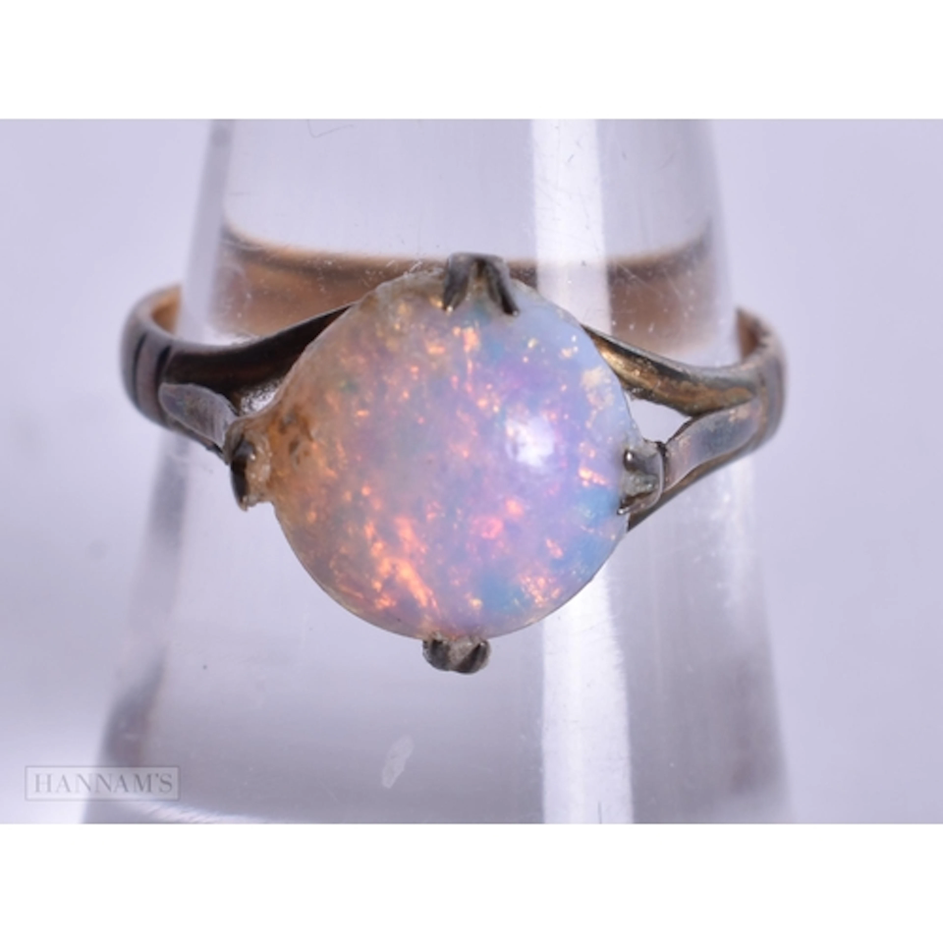 A 9CT GOLD AND OPAL RING. 3.1 grams. O.