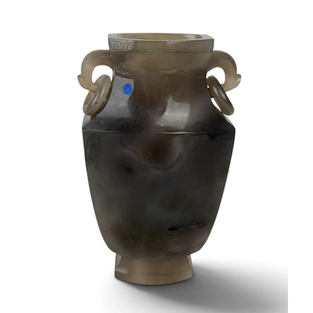 A CHINESE AGATE VASE 21cm x 11.5cm
