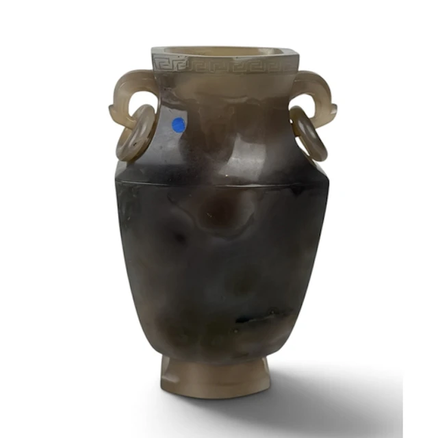 A CHINESE AGATE VASE 21cm x 11.5cm