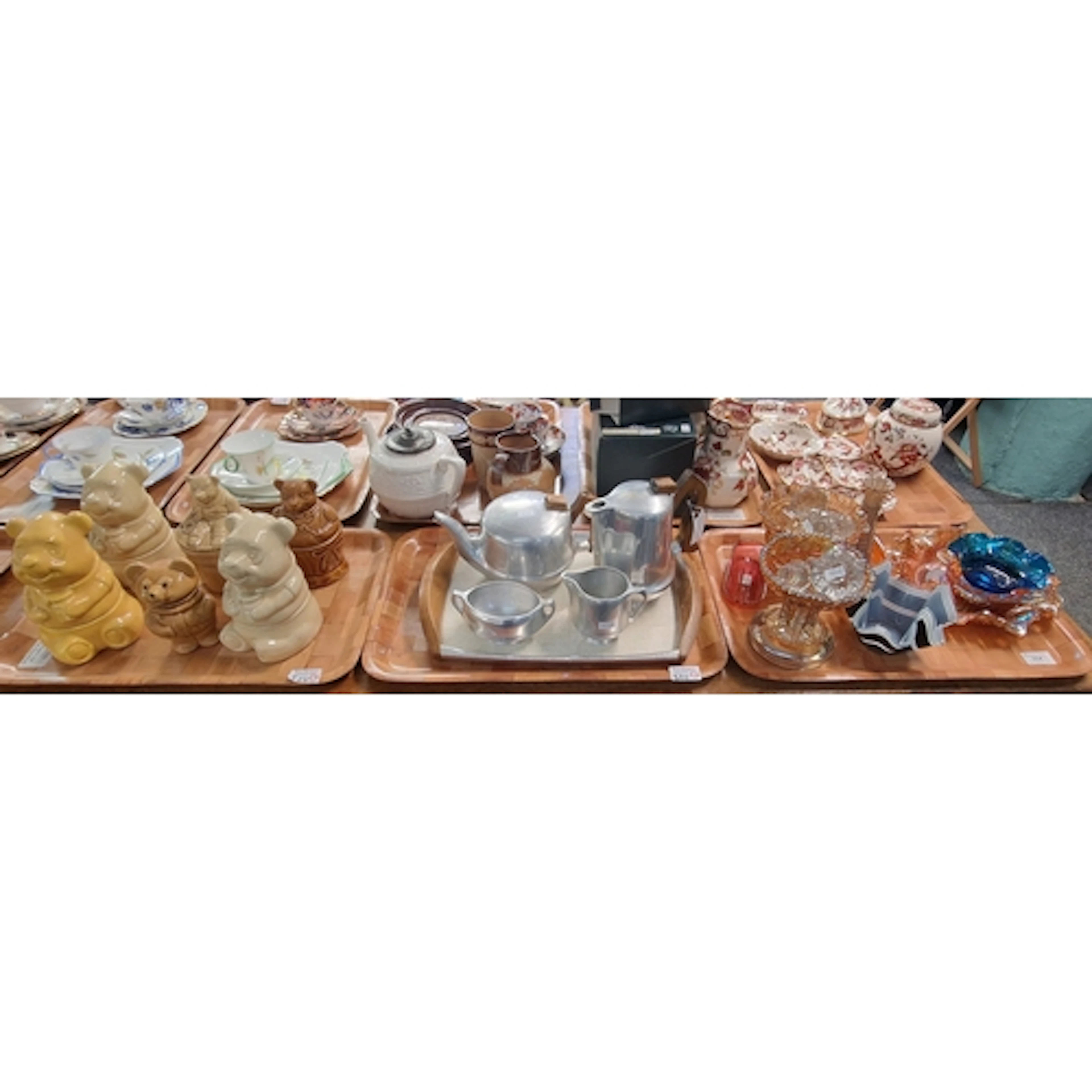 Tray of assorted glassware, to include handkerchief vase, ca...