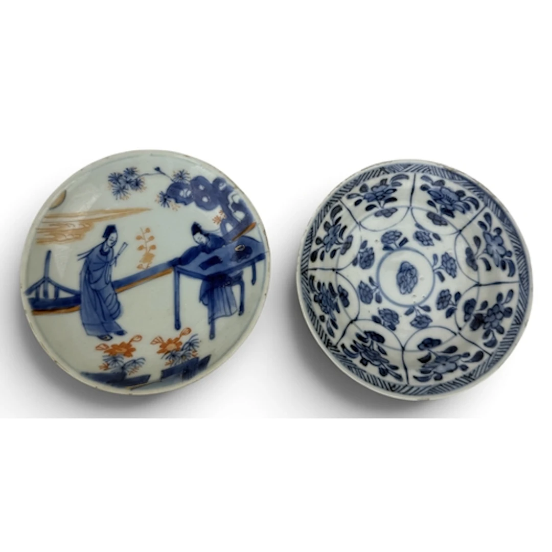 A CHINESE 18TH CENTURY BLUE AND WHITE PORCELAIN SAUCER Paint...