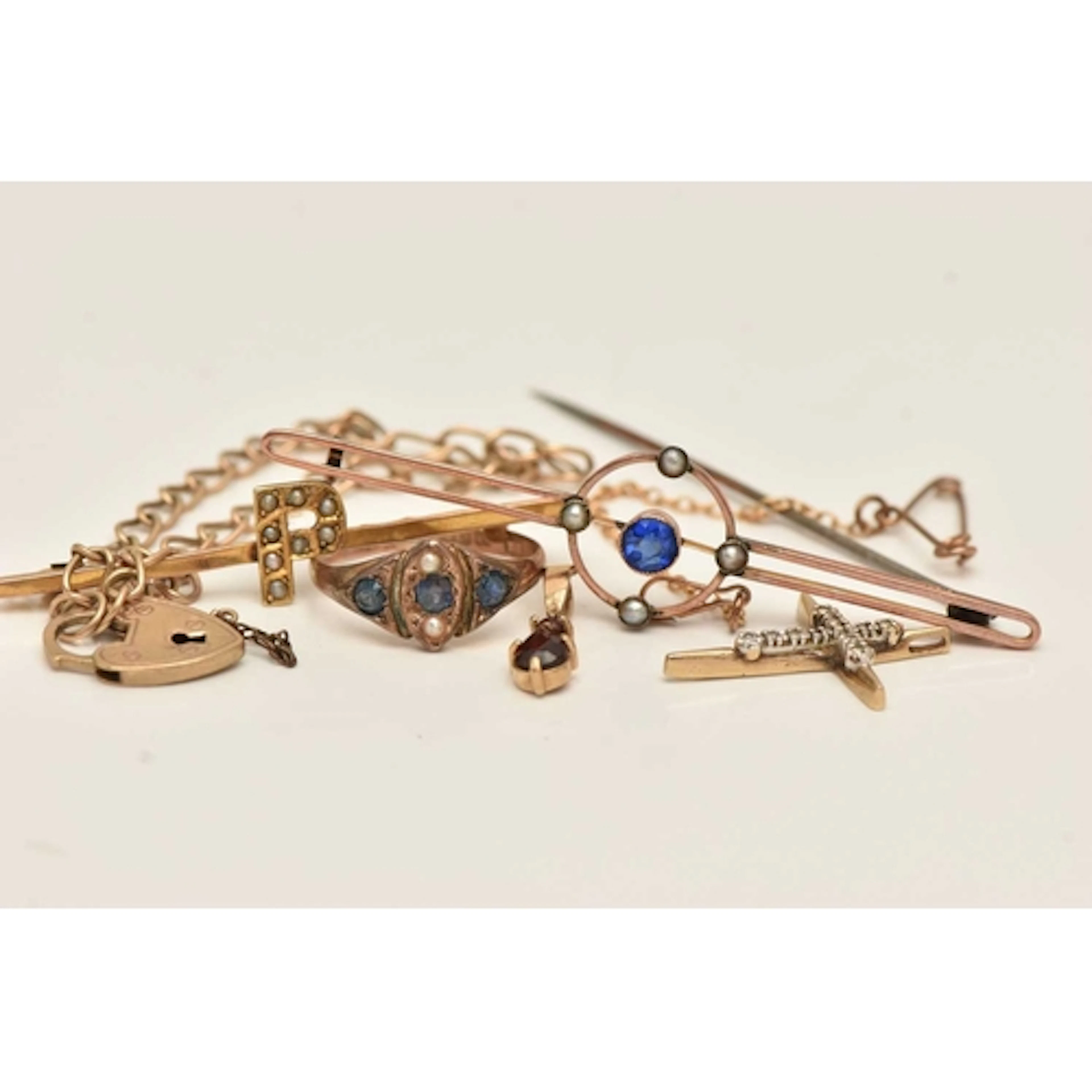 AN ASSORTMENT OF JEWELLRY, to include a yellow metal bracele...