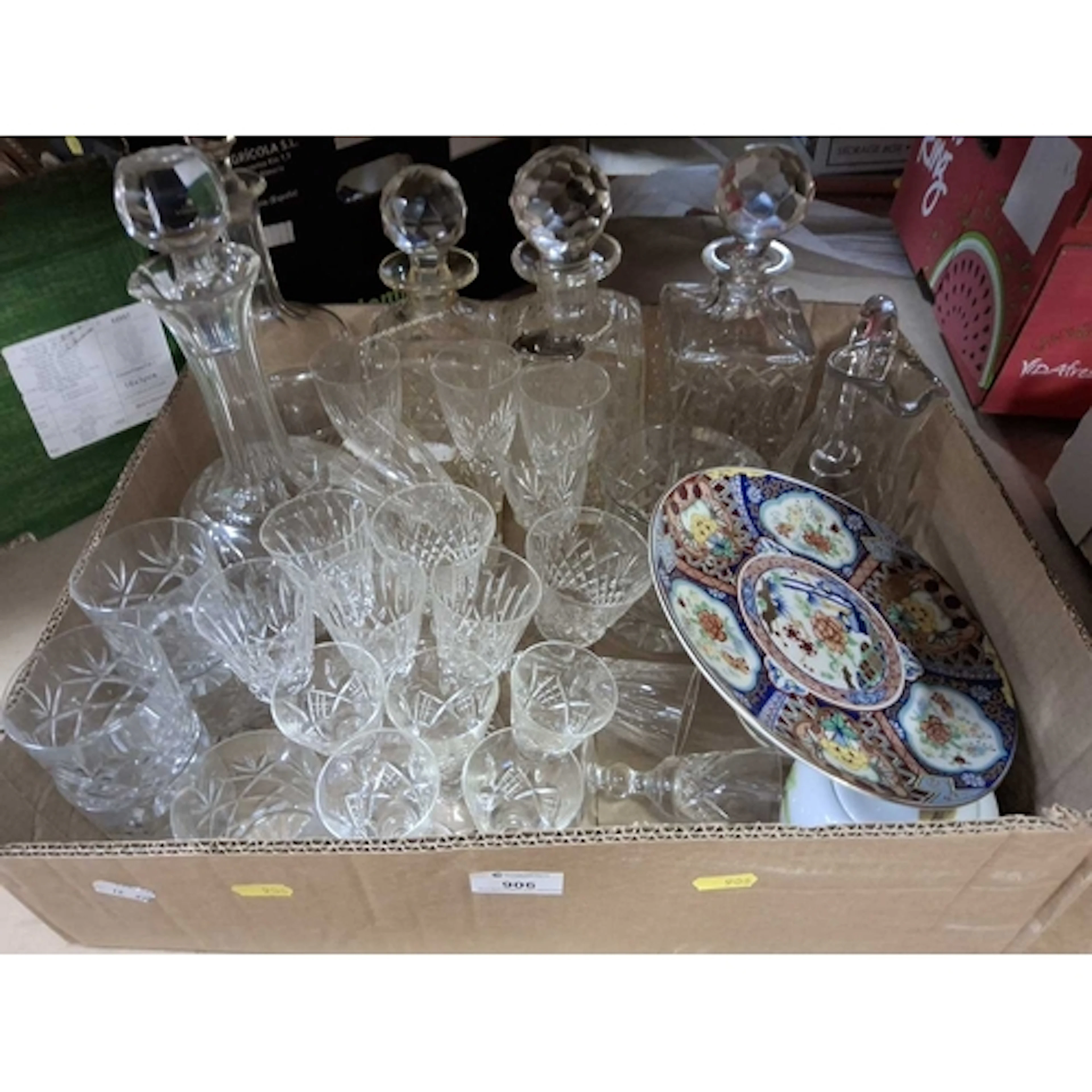 A BOX CONTAINING MOSTLY HOUSEHOLD GLASSWARE to include five ...