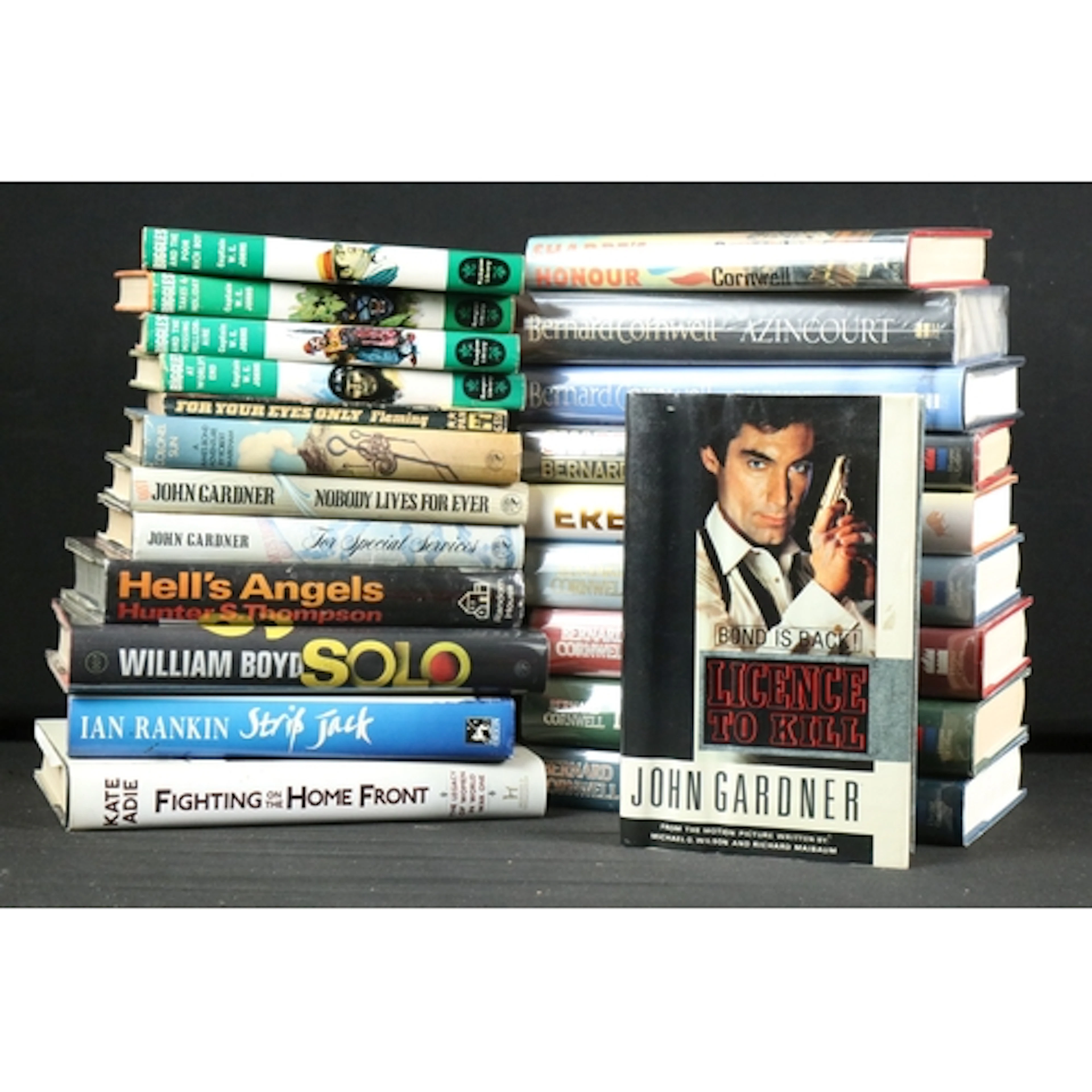 Collection of books to include Sharpe's Honour by Bernard Co...