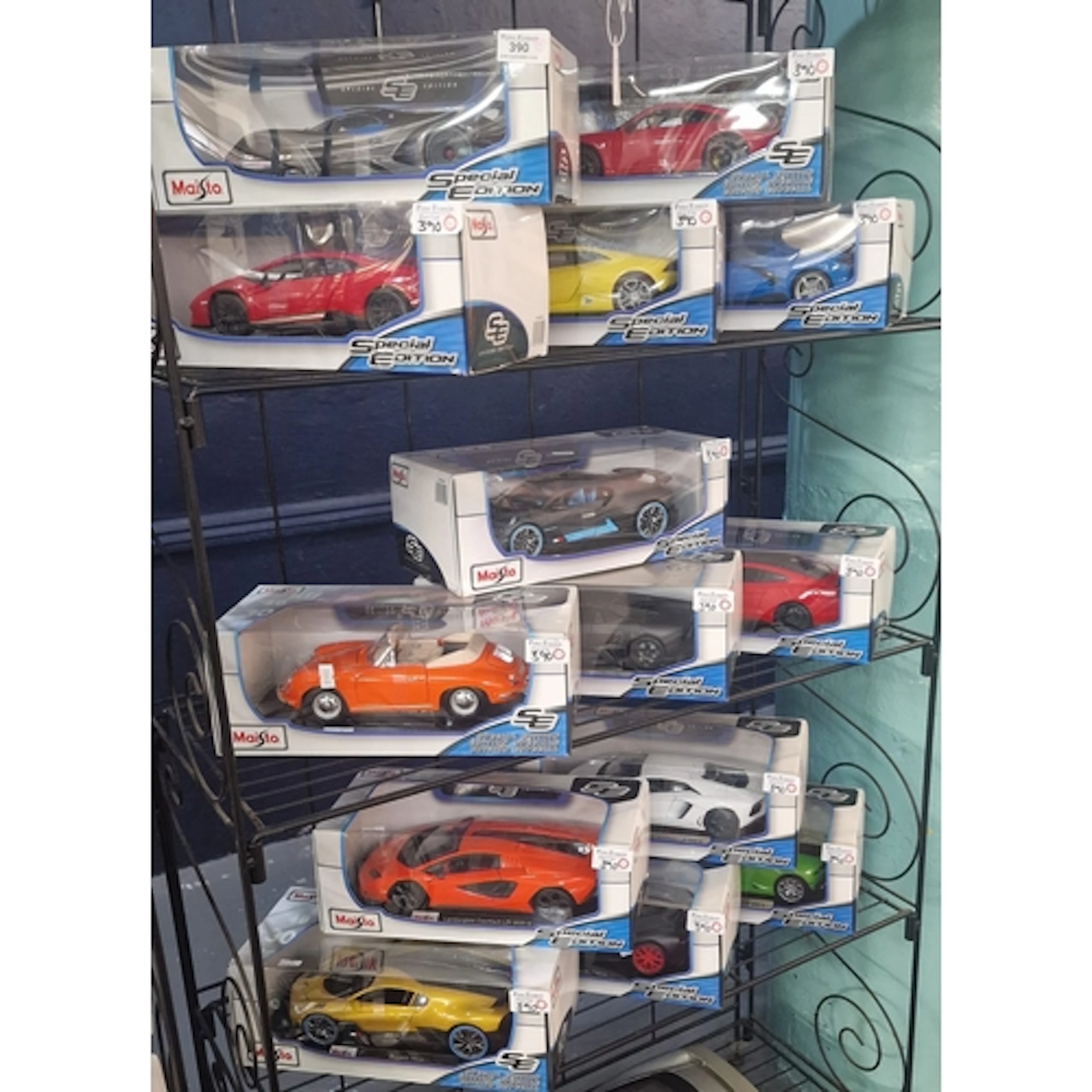 Collection of fourteen Maisto Special Edition 1:18 scale mod...