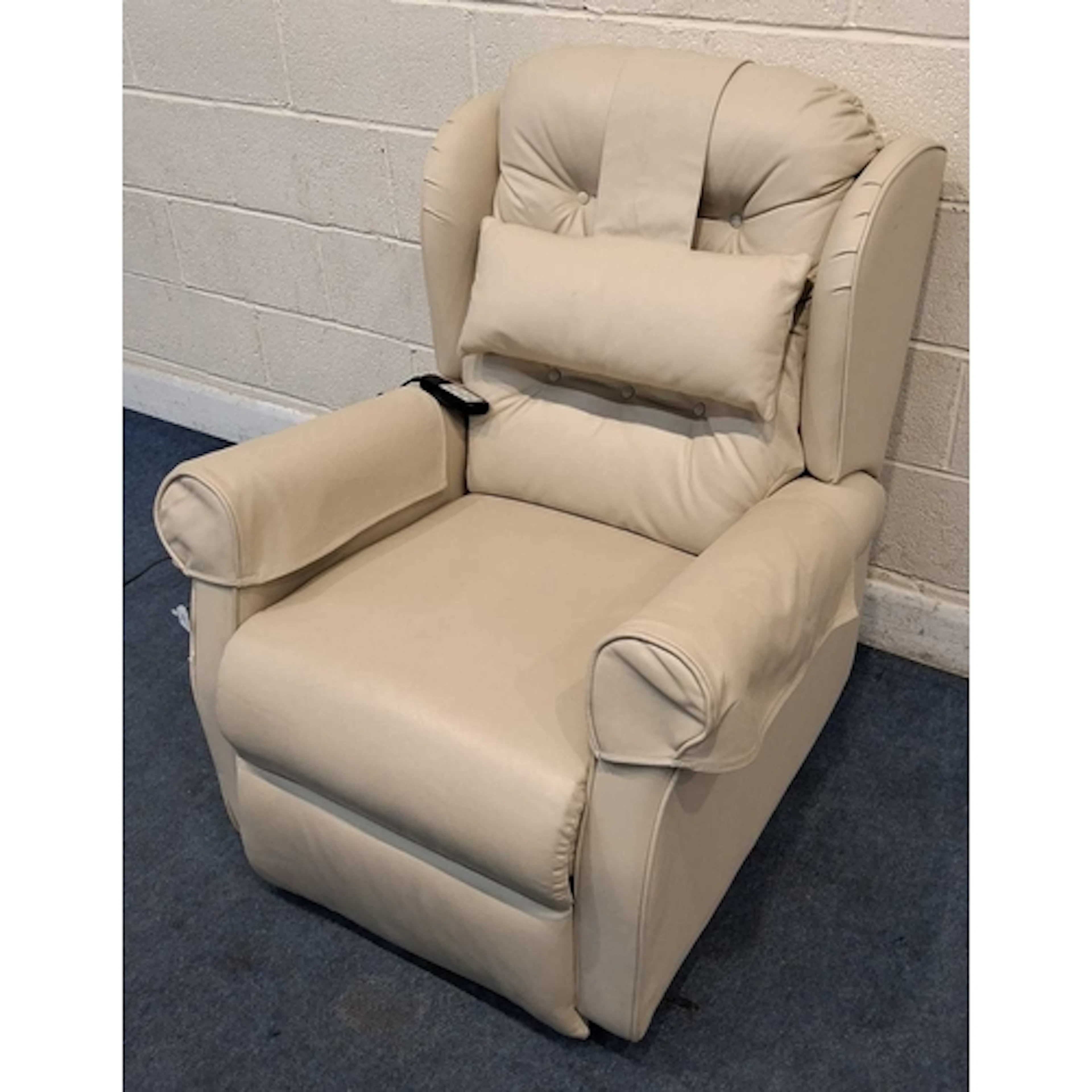 A CREAM LEATHER ELECTRIC RISE AND RECLINE ARMCHAIR (width 8...