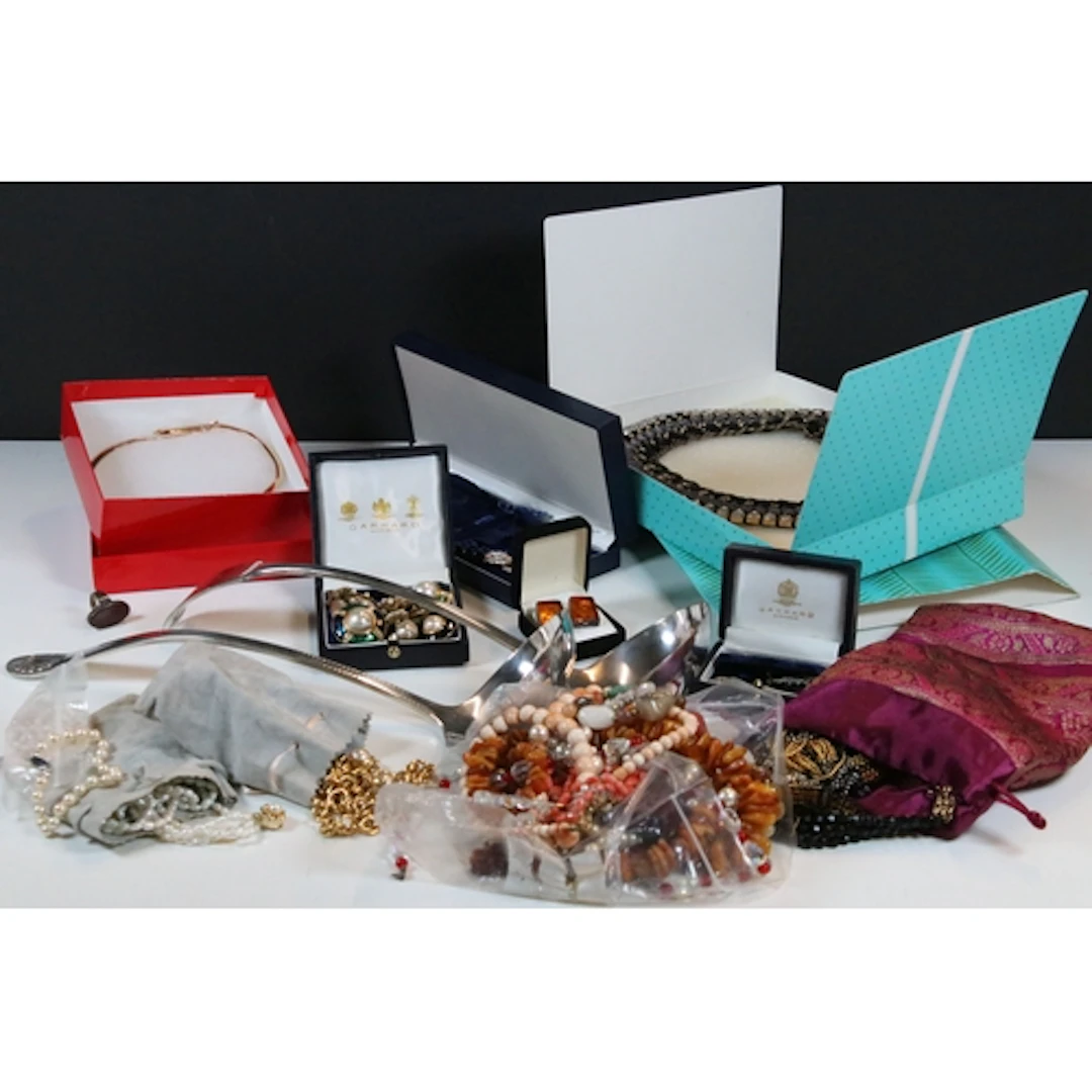 Collection of mixed costume jewellery to comprise earrings, ...