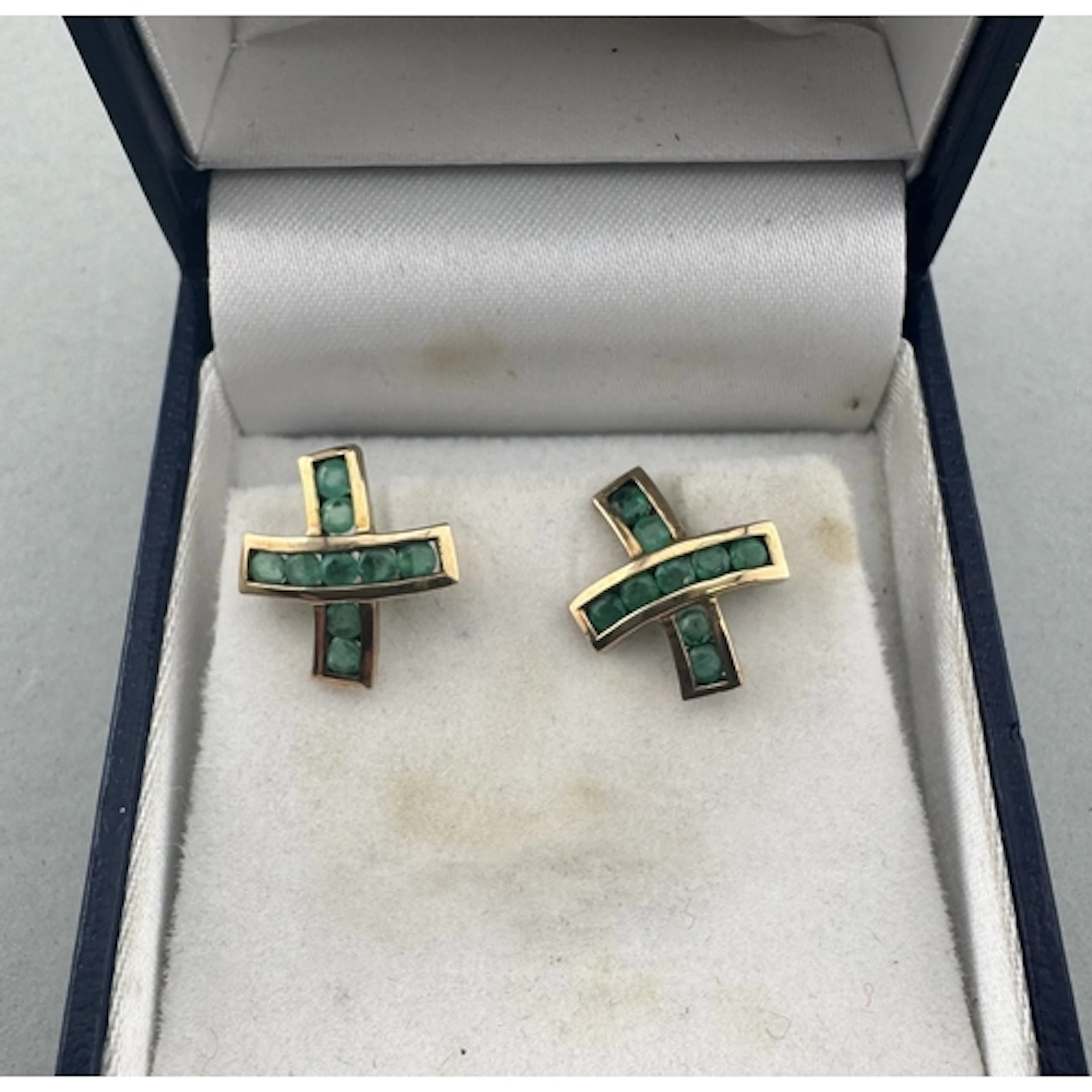 Jewellery: Jewellery: 9ct gold and emerald cross earrings, ...