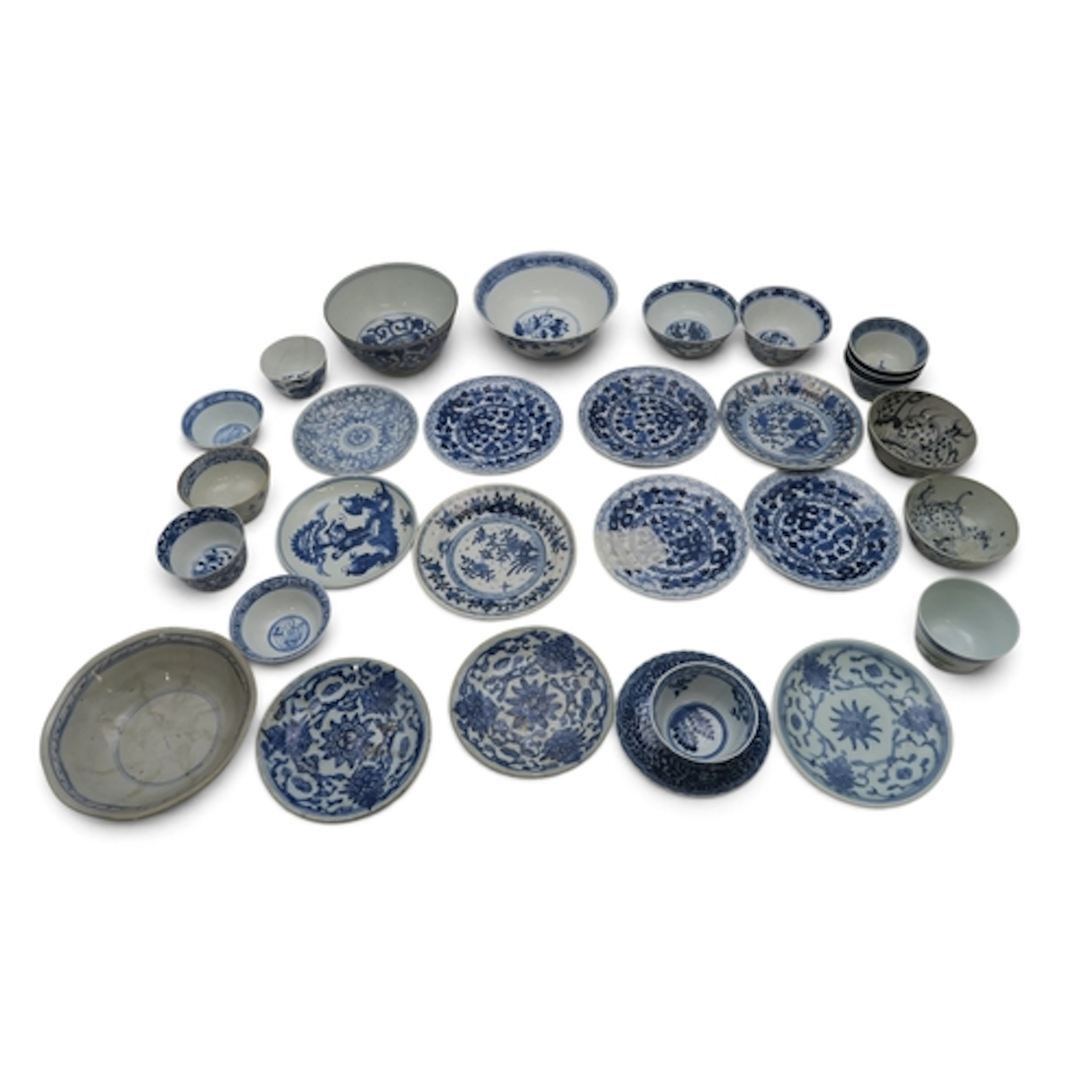 A COLLECTION OF CHINESE BLUE AND WHITE CUPS, SAUCERS AND BOW...