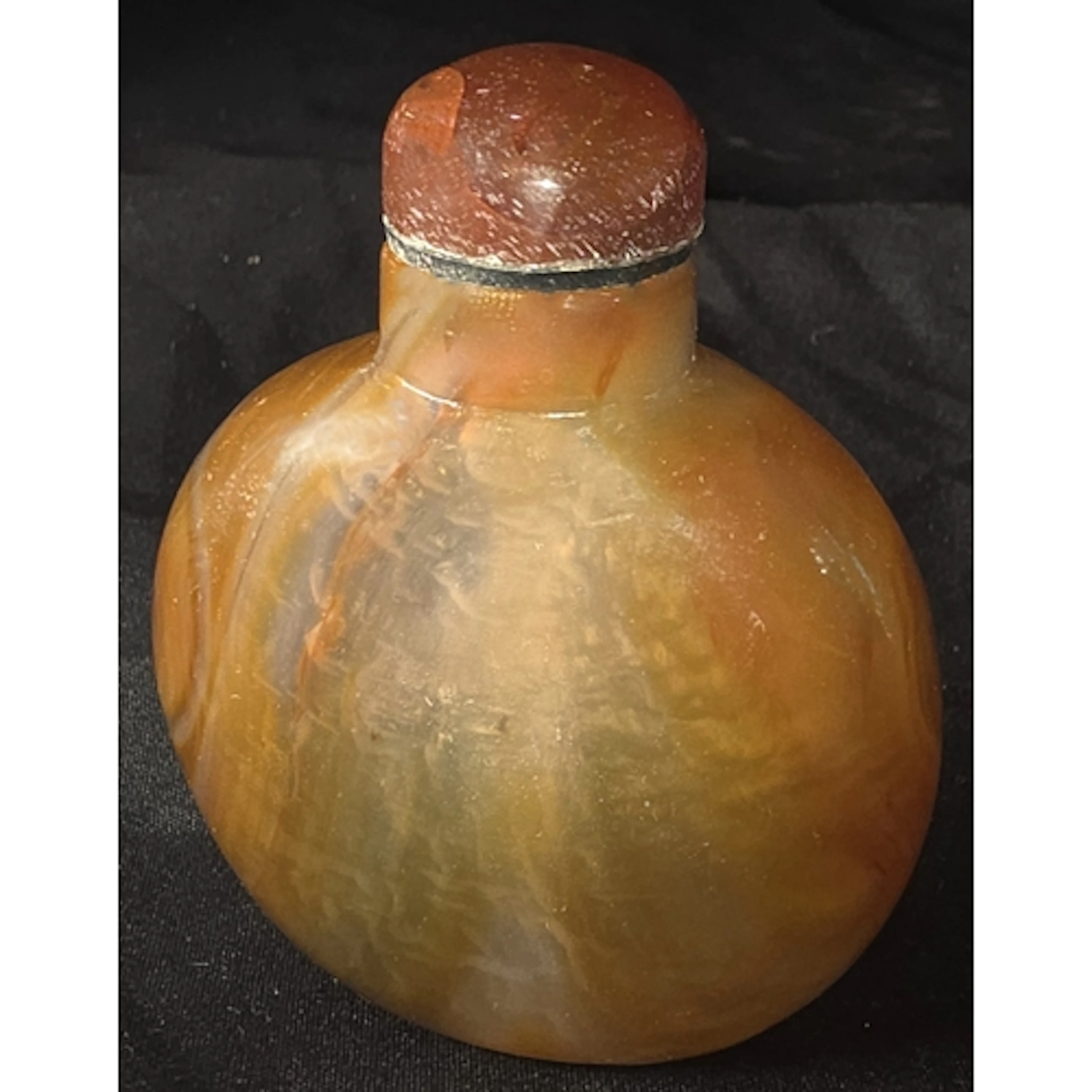A Chinese banded agate snuff bottle, 8cm