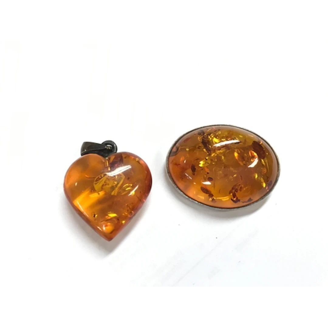 Two amber pieces, a pendant and brooch