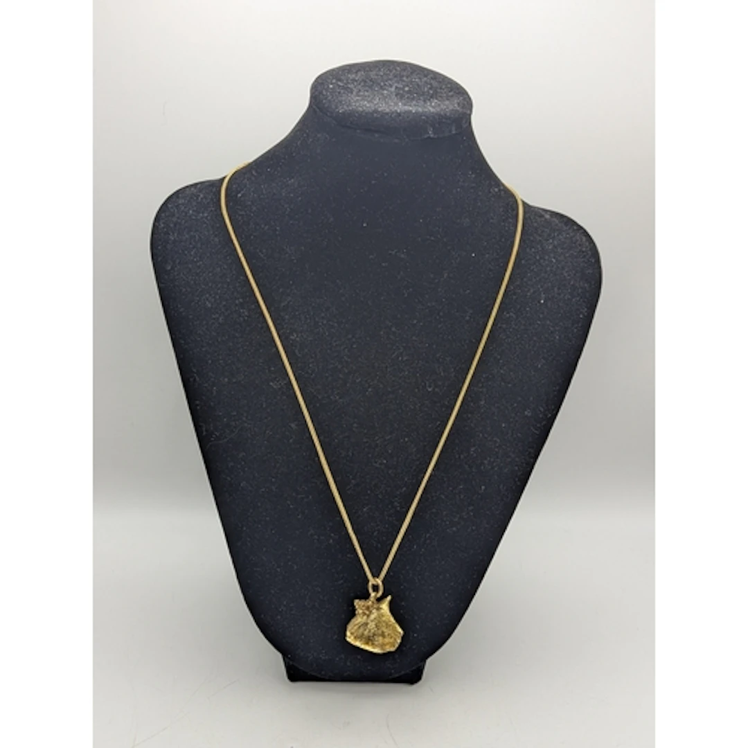 A 14ct yellow gold seashell pendant, stamped 14k, suspended ...