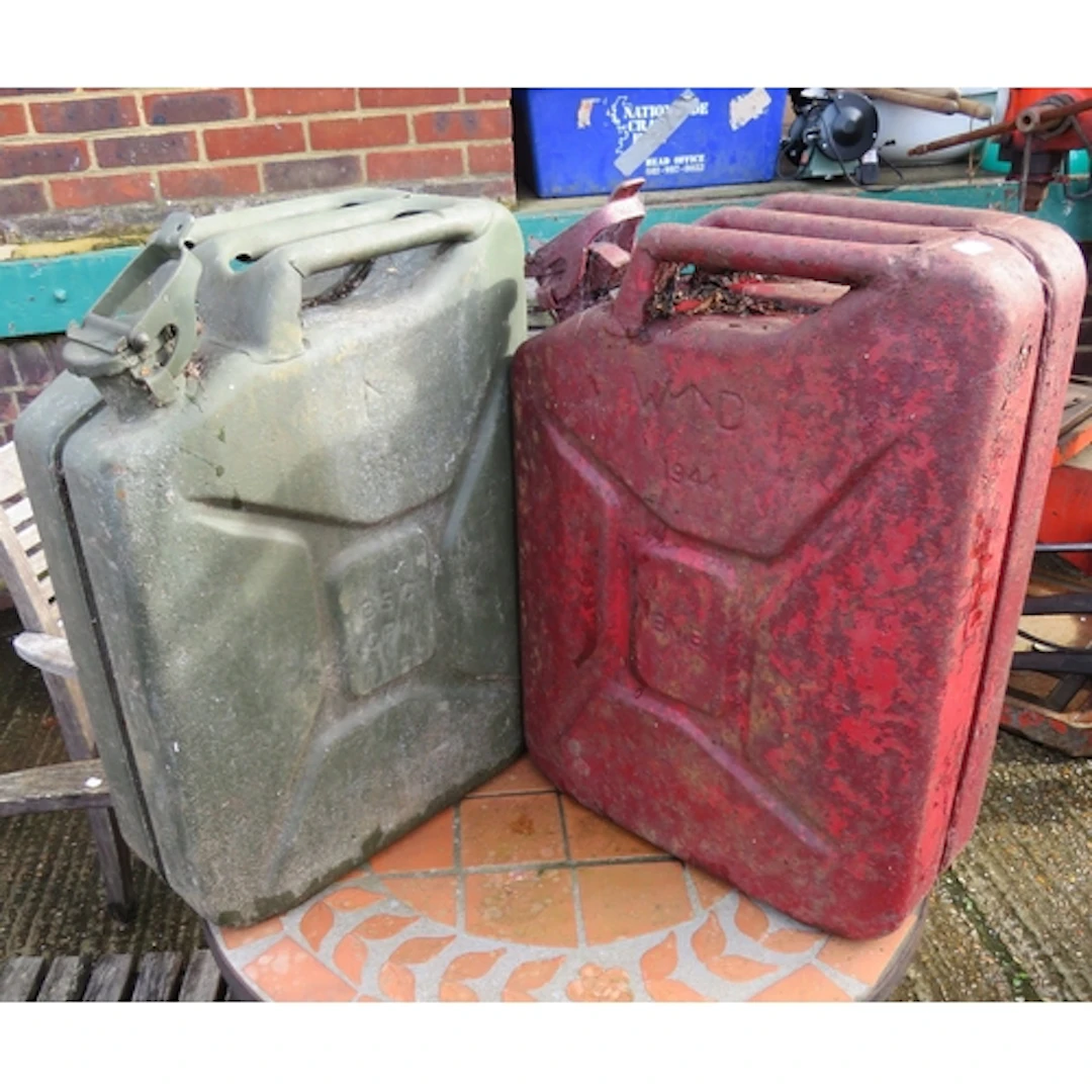 2 Jerry Cans, red from 1944 & green from 1985 (2)